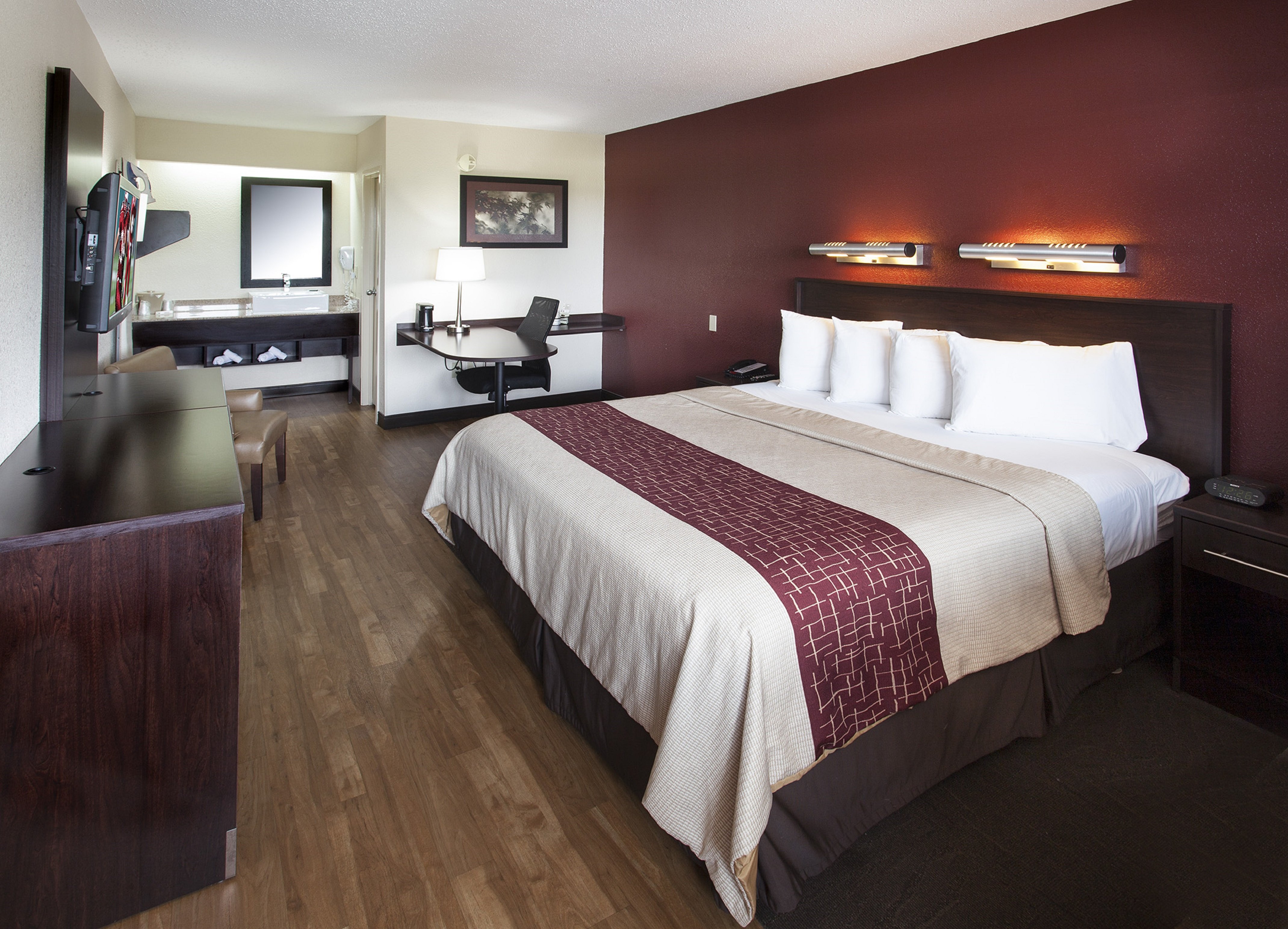 RED ROOF PLUS PHILADELPHIA AIRPORT-guestroom-Superior King.jpg