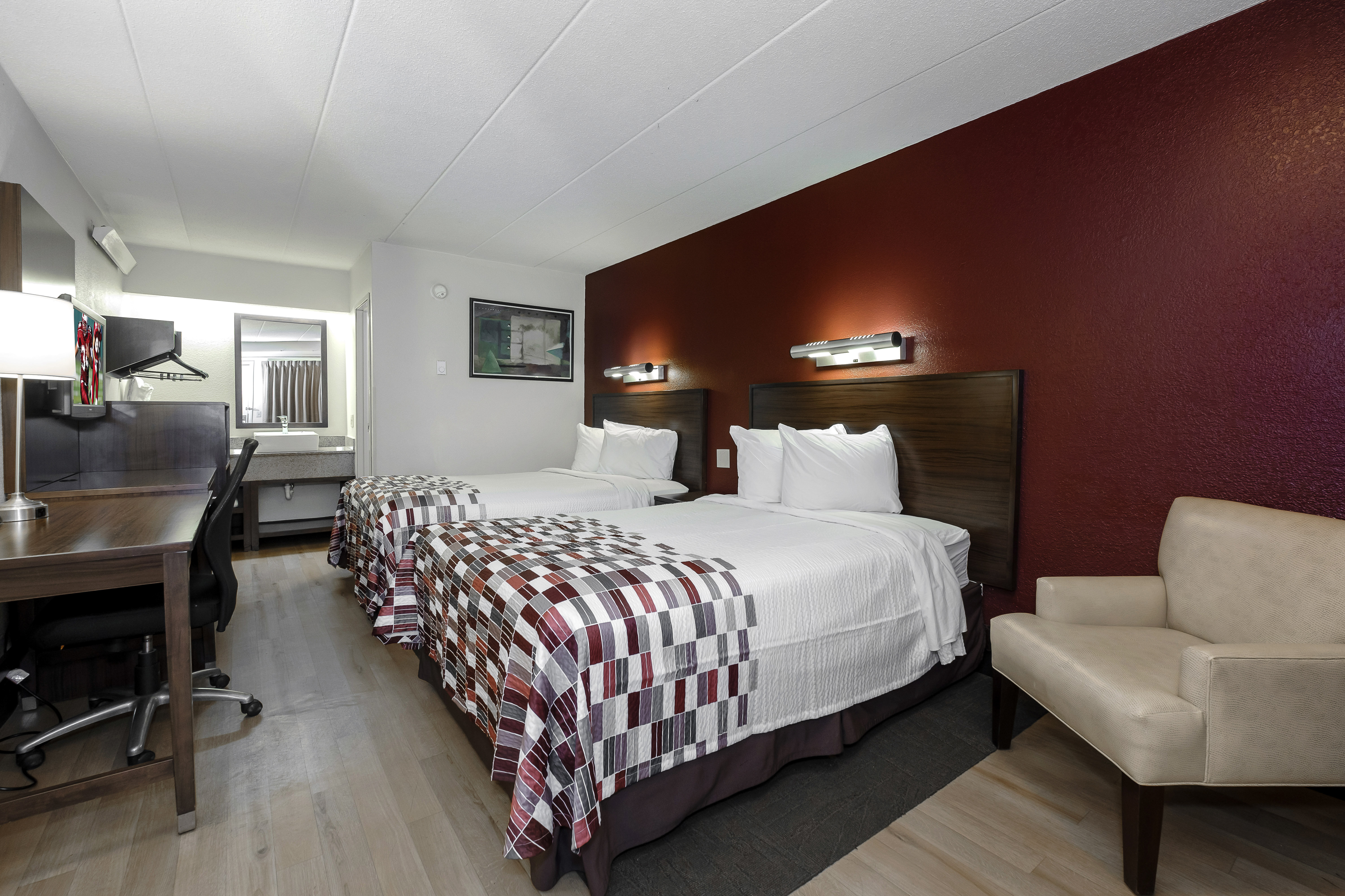 RED ROOF ABERDEEN-guestroom-Deluxe 2 Full Beds.jpg