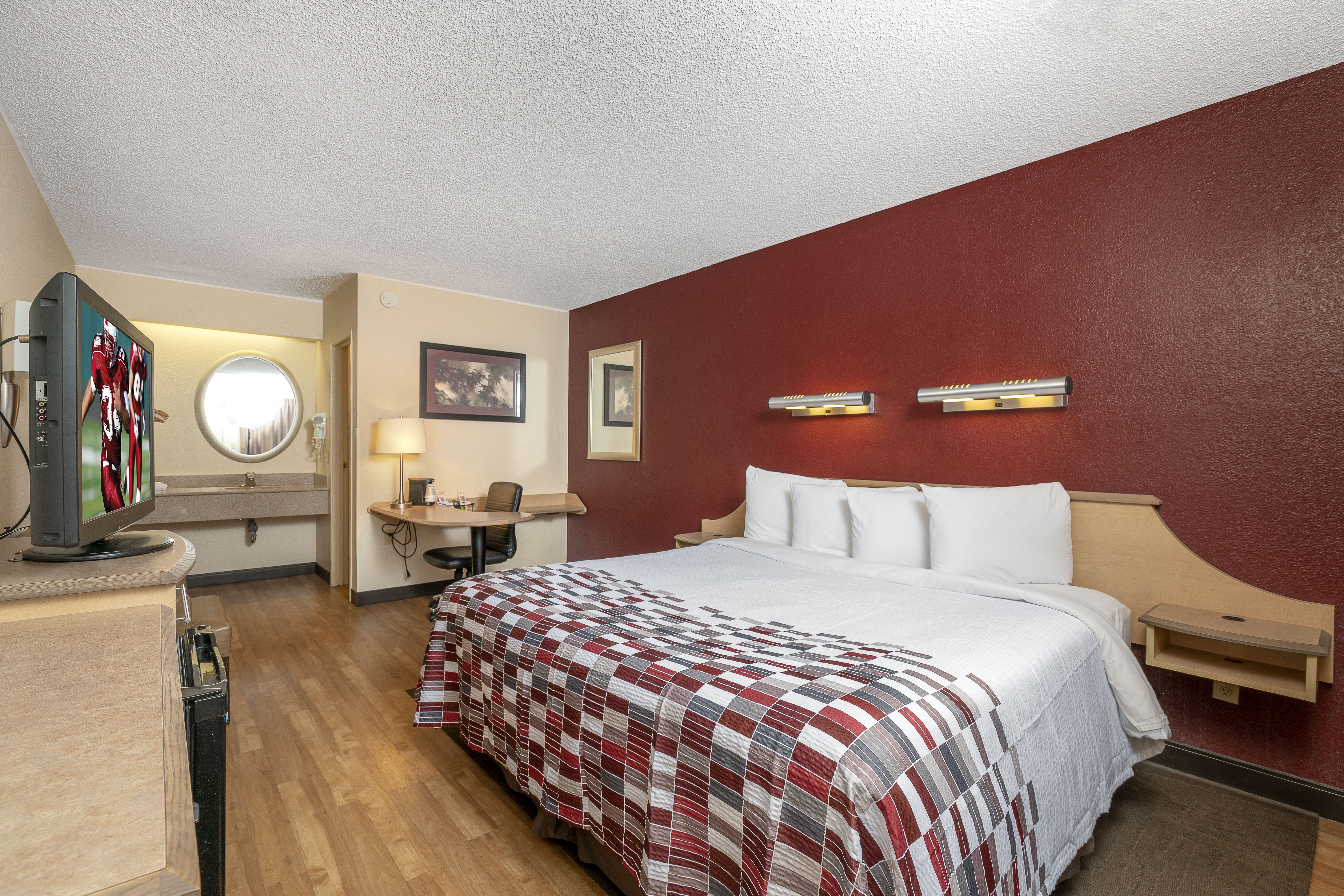 RED ROOF CHESAPEAKE-guestroom-Superior King.jpg