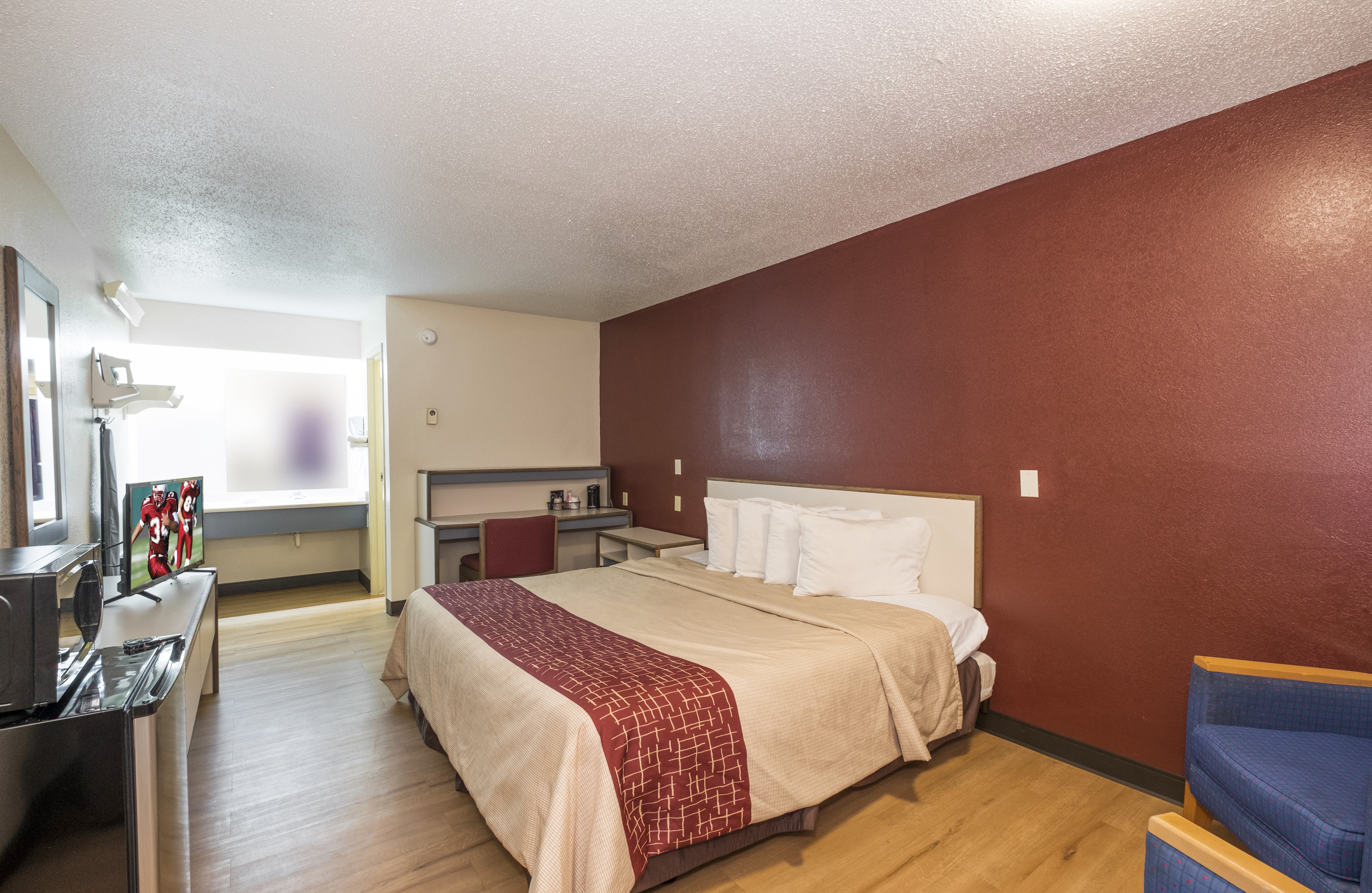RED ROOF ATLANTA-NORCROSS-guestroom-Superior King.jpg