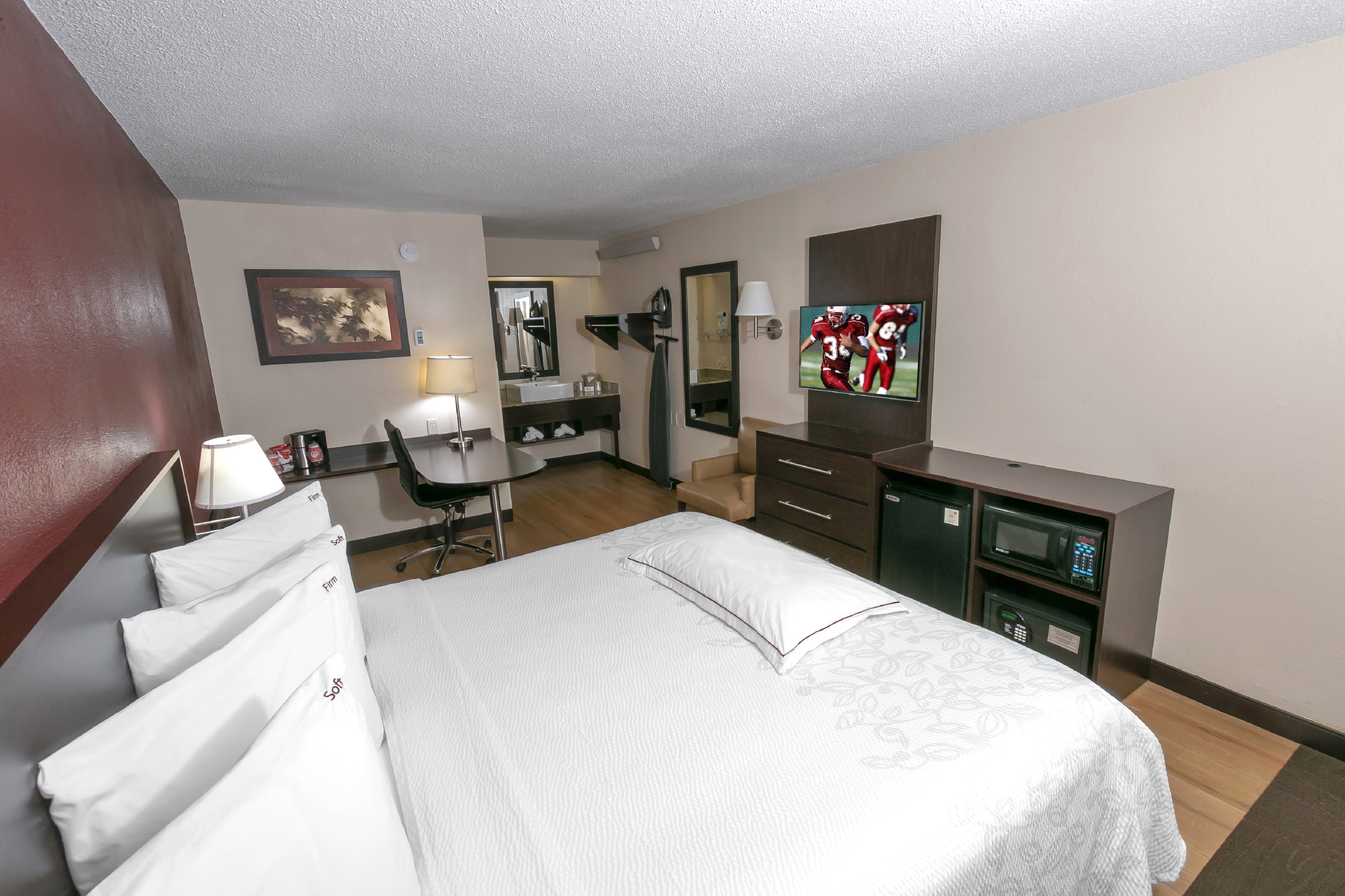 RED ROOF PLUS CHICAGO-WILLOWBROOK-guestroom-Premium King.jpg