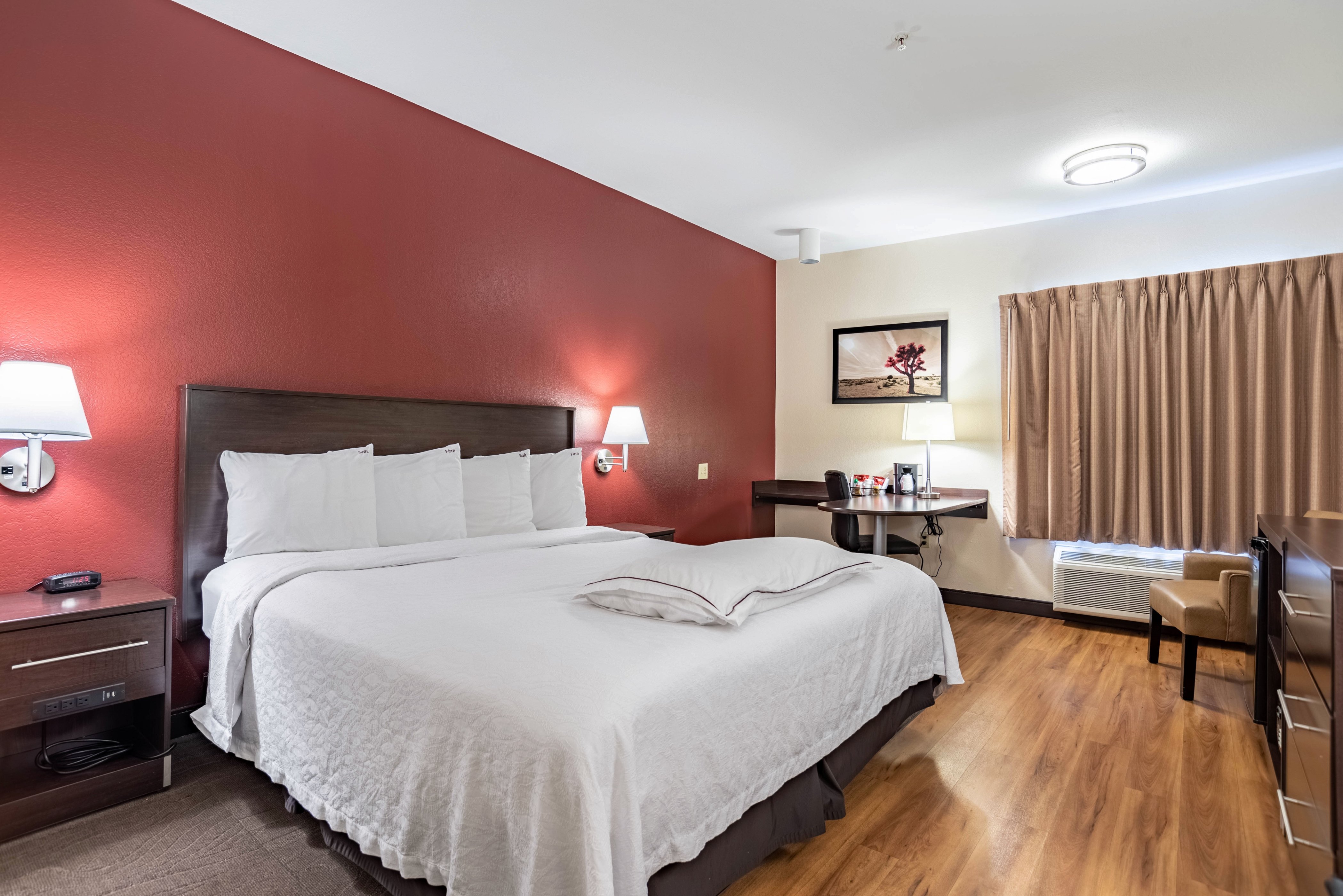 RED ROOF PLUS TEMPE-PHOENIX AIRPOR-guestroom-Premium King.jpg