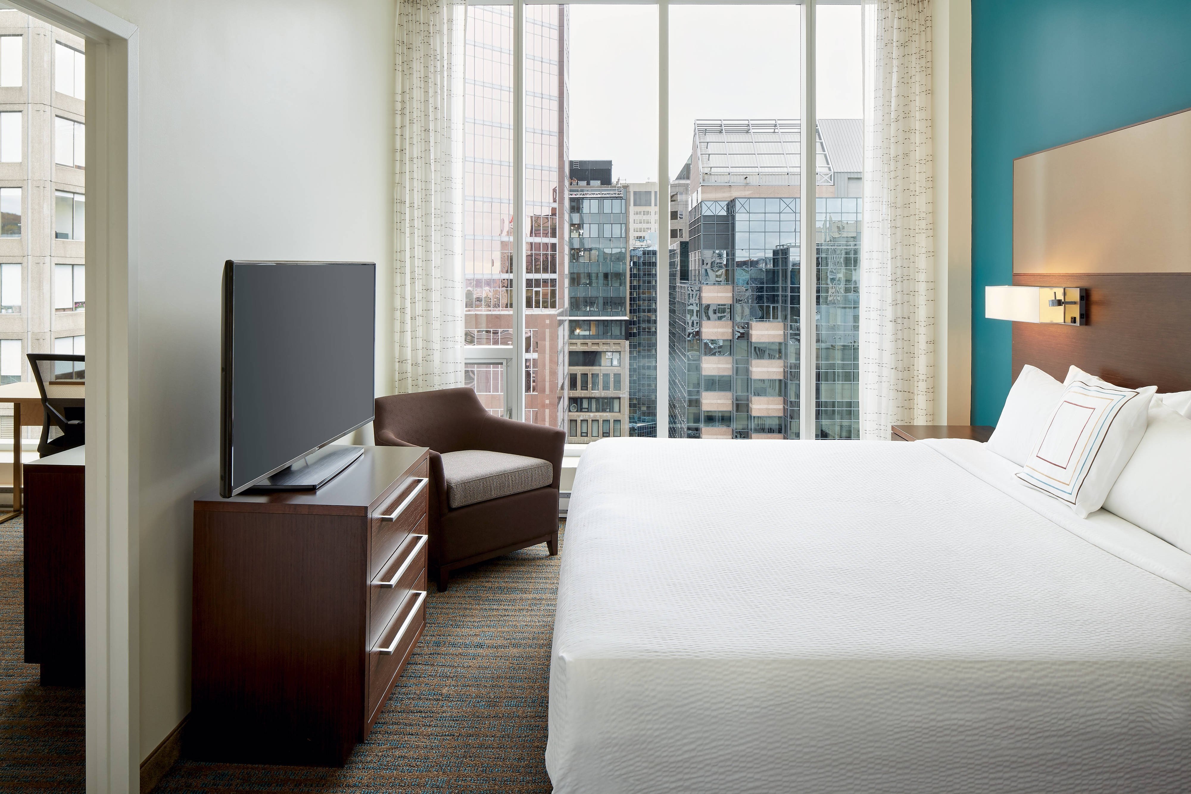 Deluxe Premium One-Bedroom Suite - Bedroom