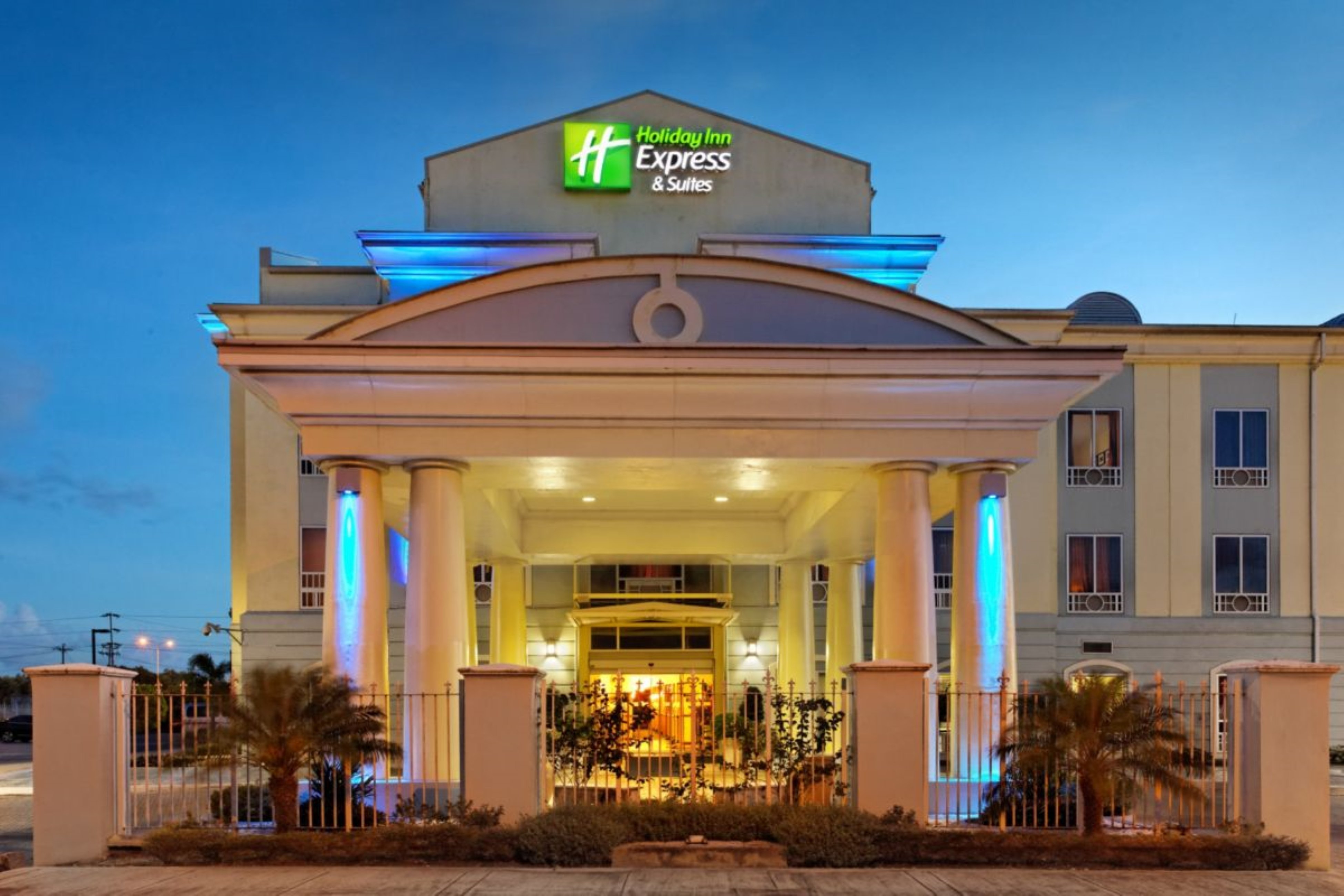 Holiday Inn Express Hotel & Suites