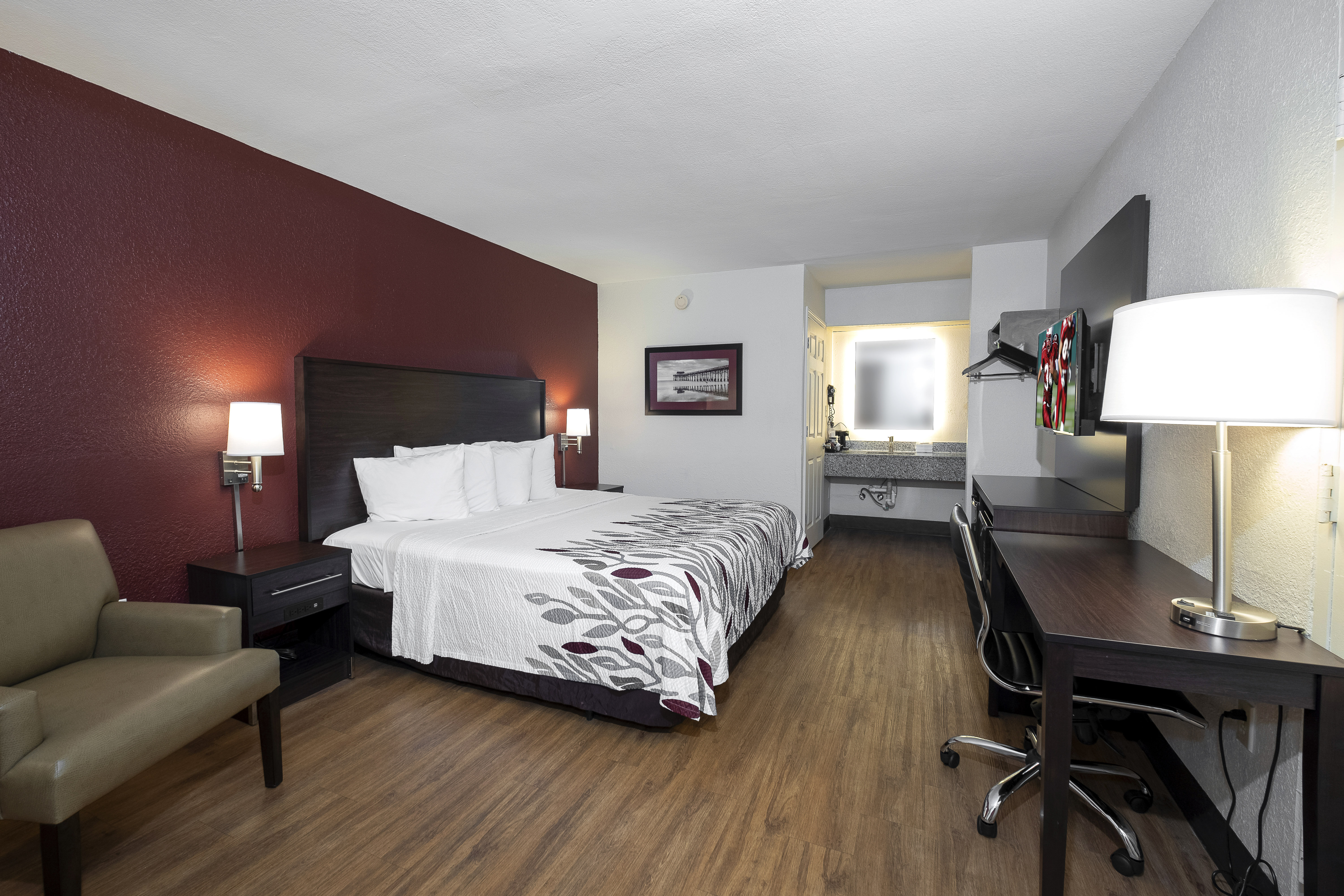 RED ROOF GULF SHORES-guestroom-King.jpg