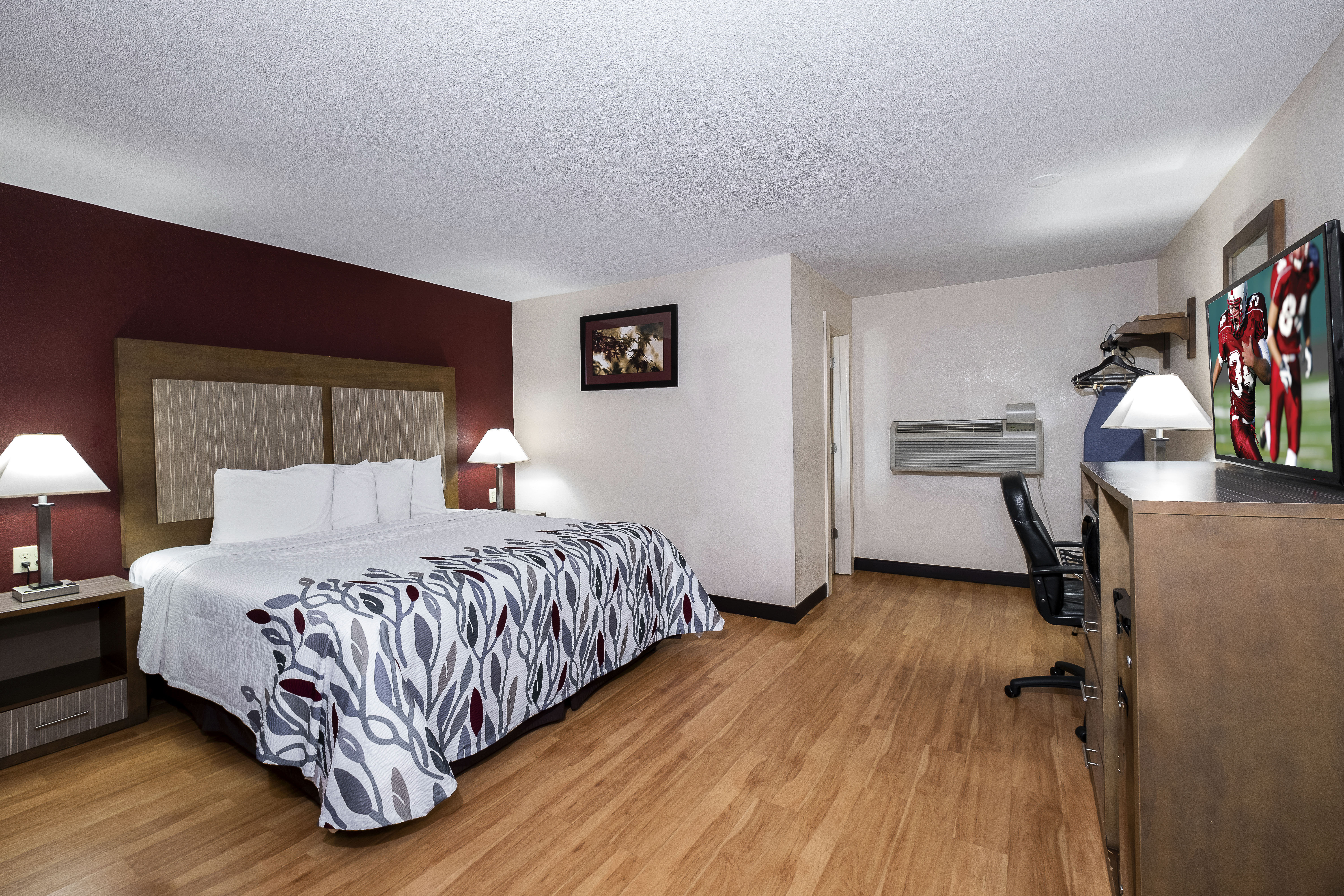 RED ROOF NEPTUNE - JERSEY SHORE-guestroom-King Room.jpg