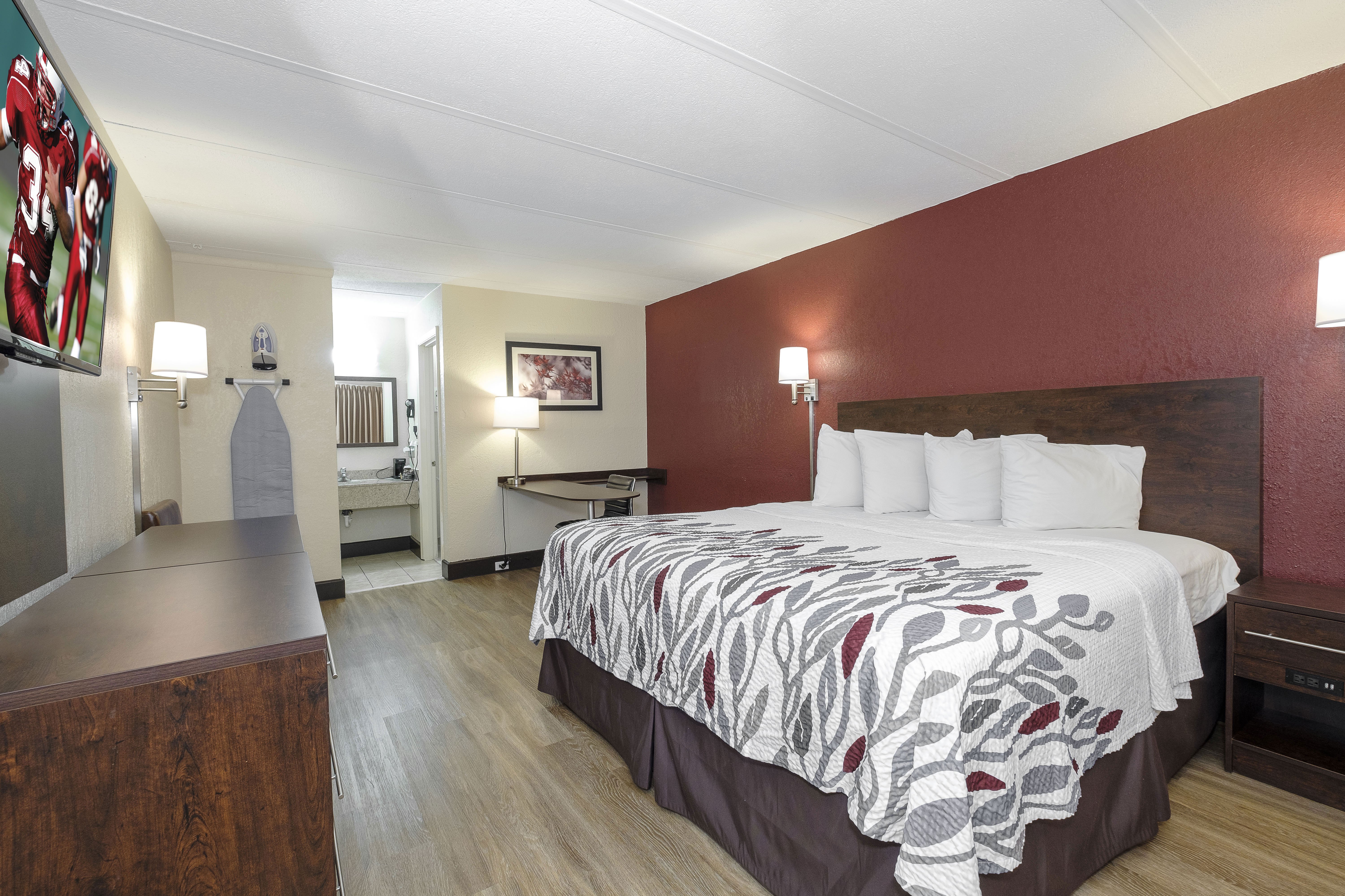 RED ROOF FREDERICKSBURG NORTH-guestroom-Superior King.jpg