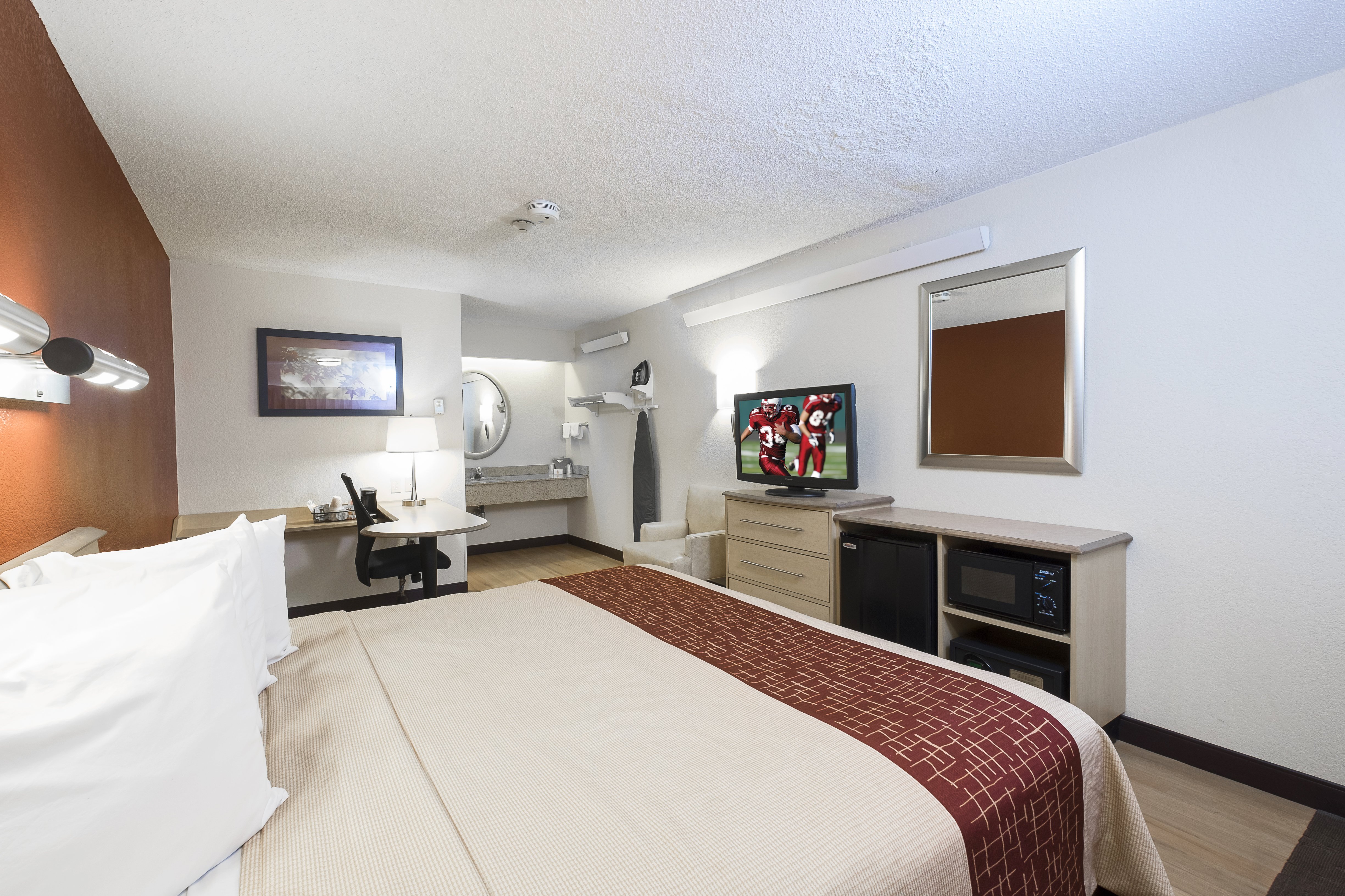 RED ROOF CHICAGO-JOLIET-guestroom-Superior King.jpg