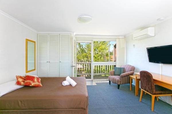 BATHURST STUDIO APARTMENTS-guestroom-Queen Room.jpg