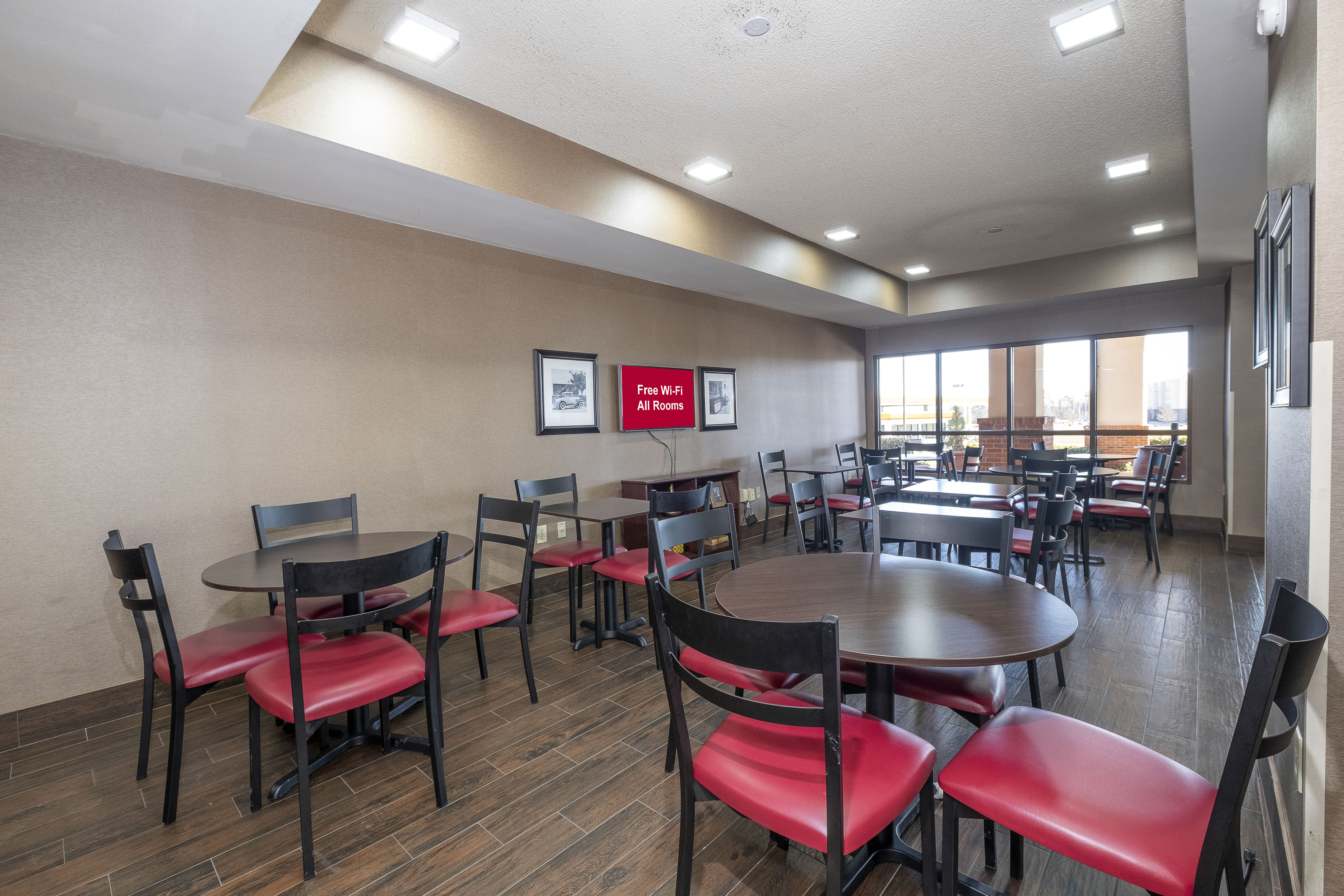 RED ROOF PRATTVILLE-guestroom-Dining Area.jpg