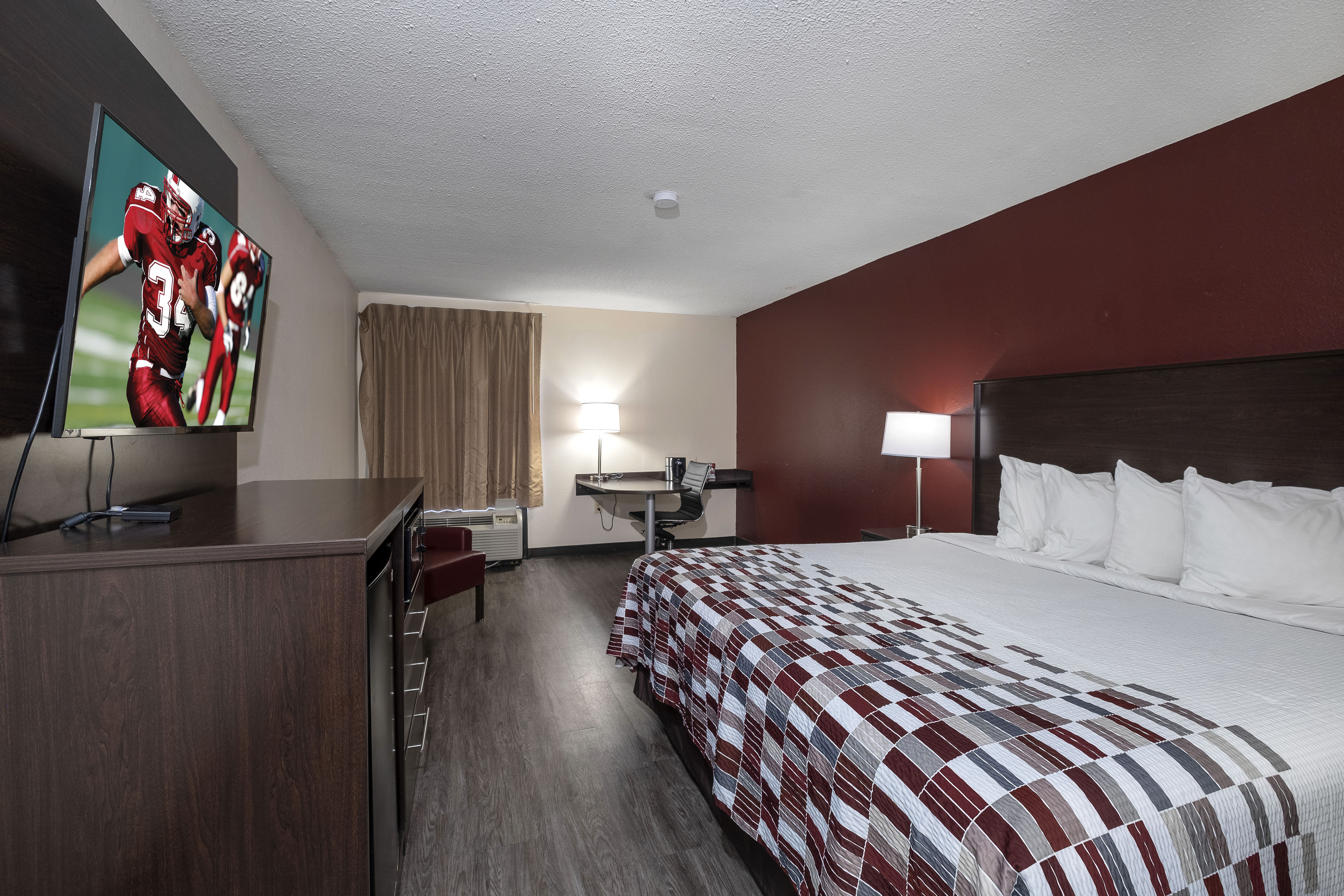 RED ROOF PRATTVILLE-guestroom-Superior King.jpg