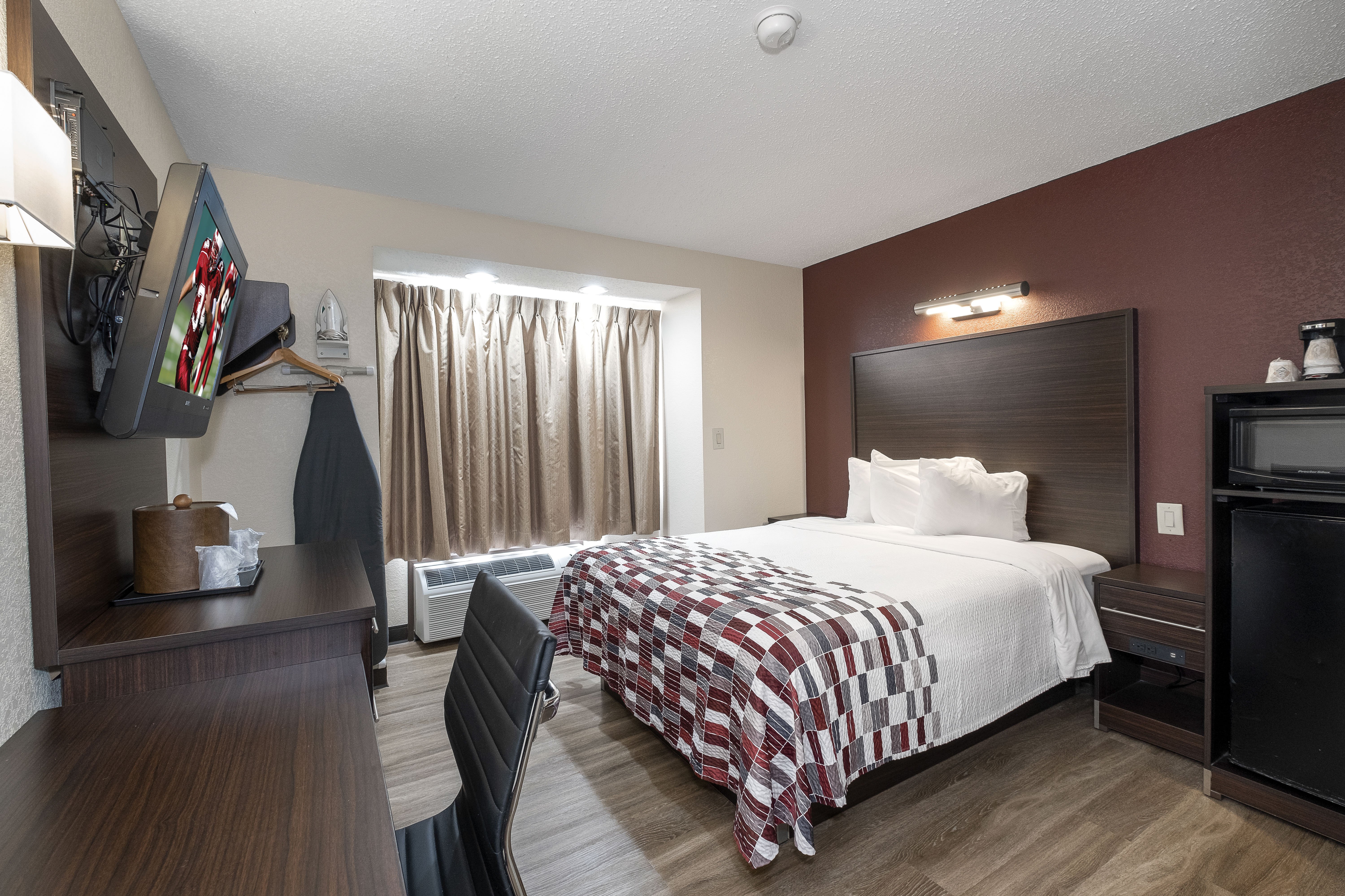 RED ROOF SPRINGFIELD MO-guestroom-Deluxe Queen.jpg