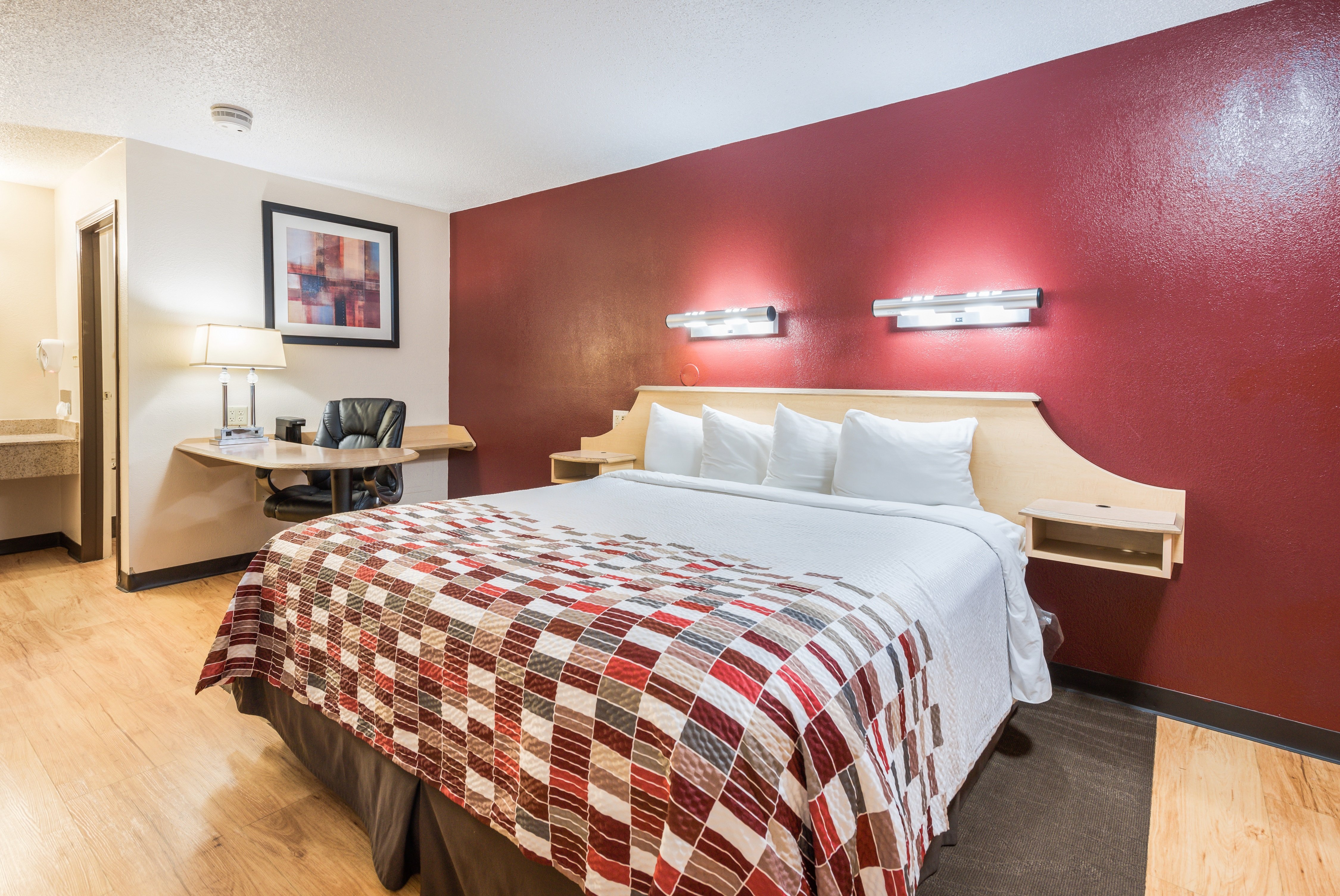 RED ROOF COLUMBUS GROVE CITY-guestroom-Superior King.jpg