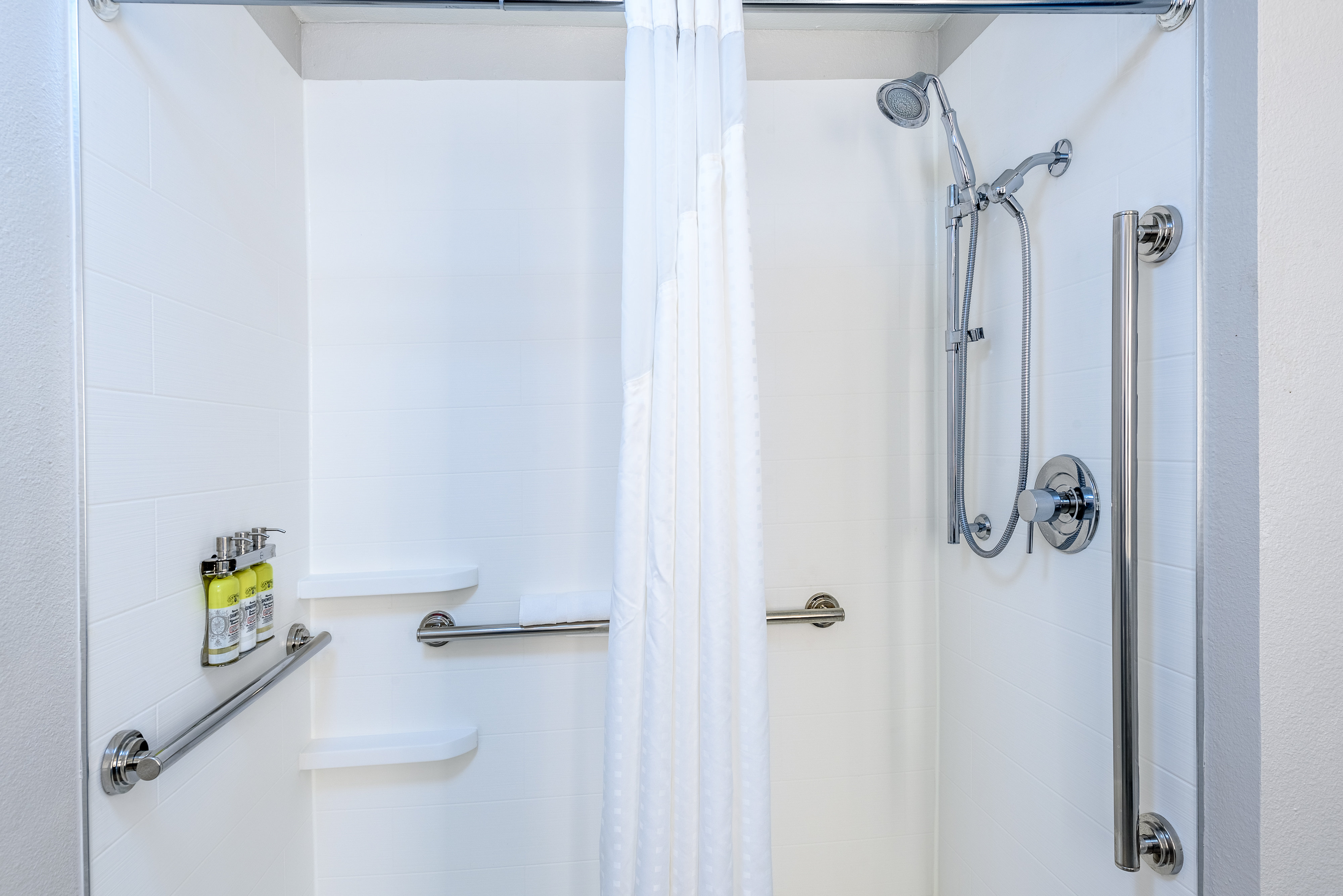 HOLIDAY INN EXP STE BY IHG-guestroom-Wheelchair Accessible.jpg
