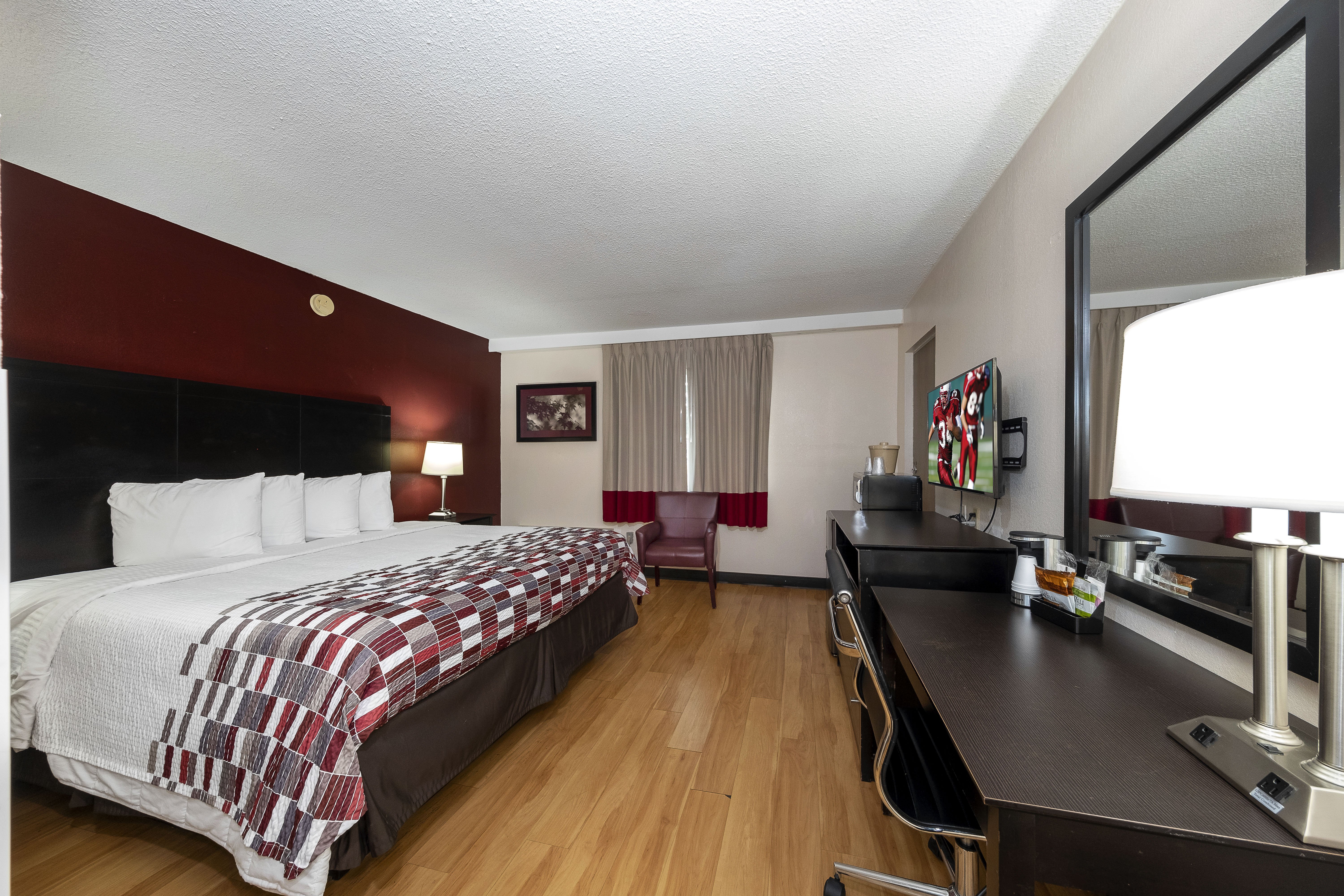 RED ROOF LUMBERTON-guestroom-Superior King.jpg