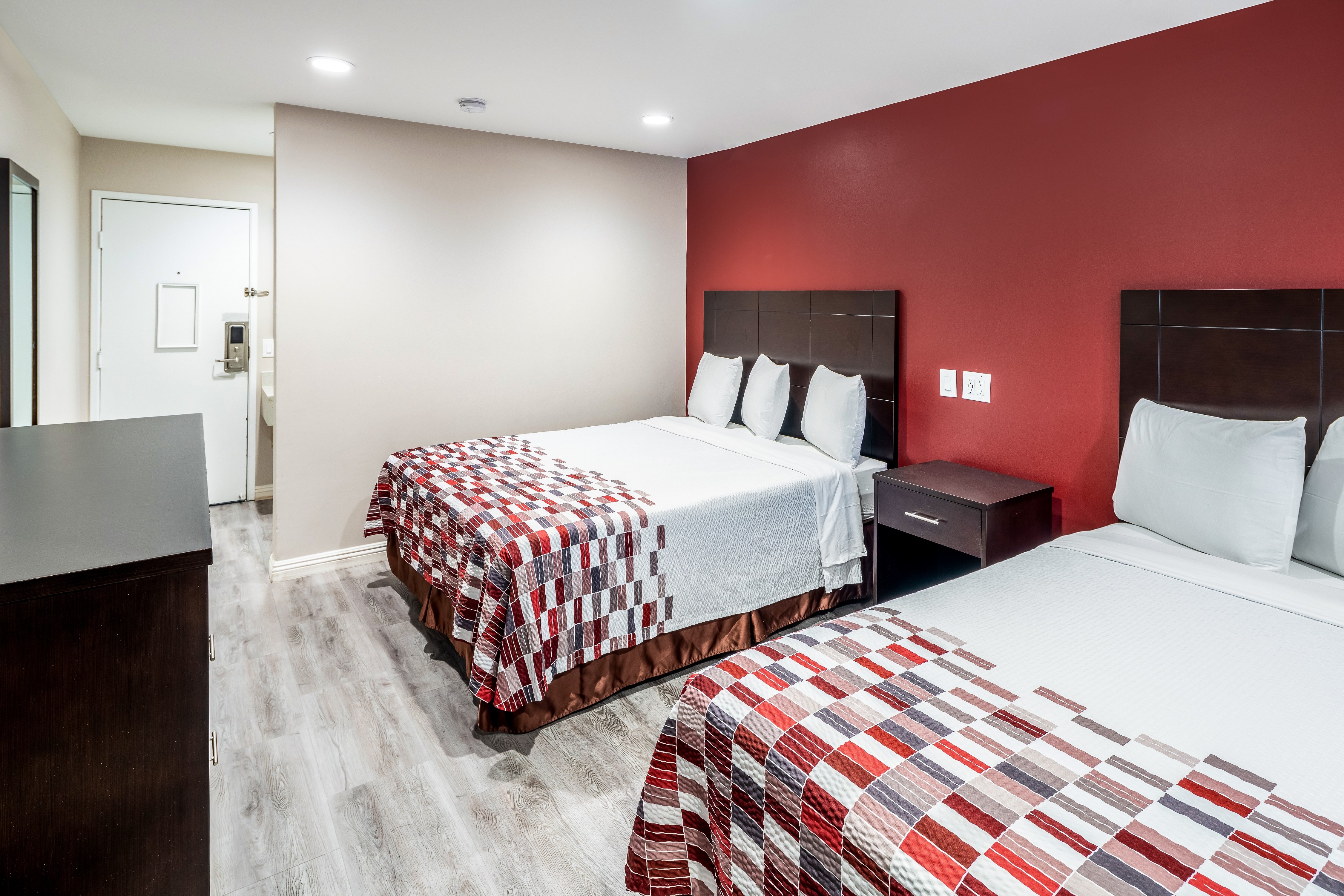 RED ROOF ST GEORGE-CONVENTION CENTE-guestroom-RRISuperior Queen.jpg