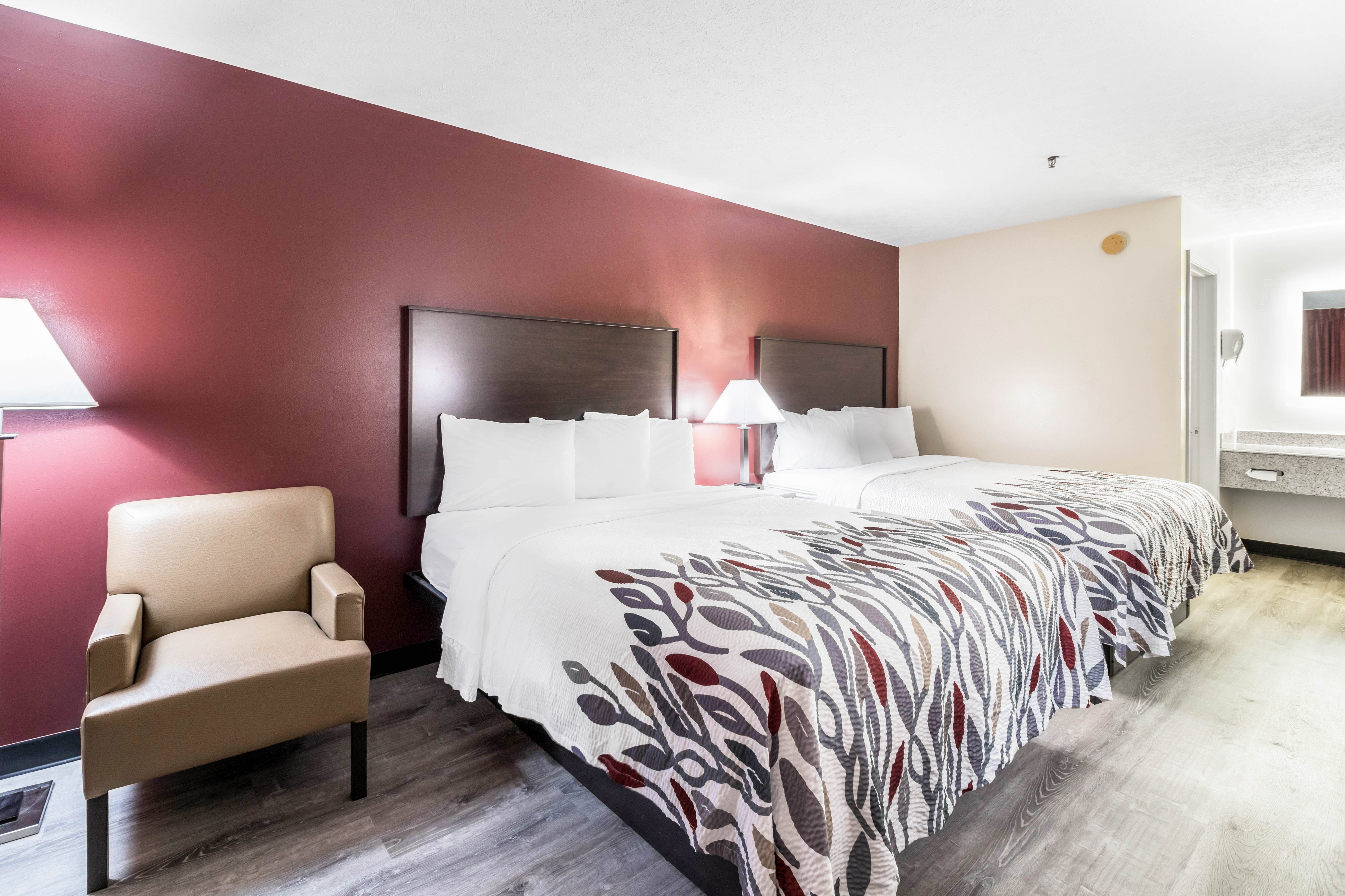 RED ROOF CADIZ-guestroom-Queen.jpg