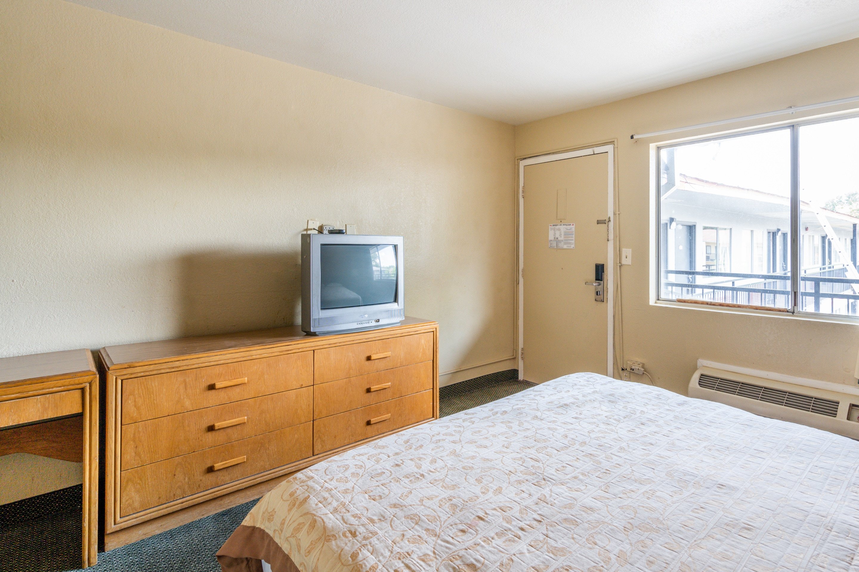HOTEL SHREVEPORT AI-guestroom-Room.jpg