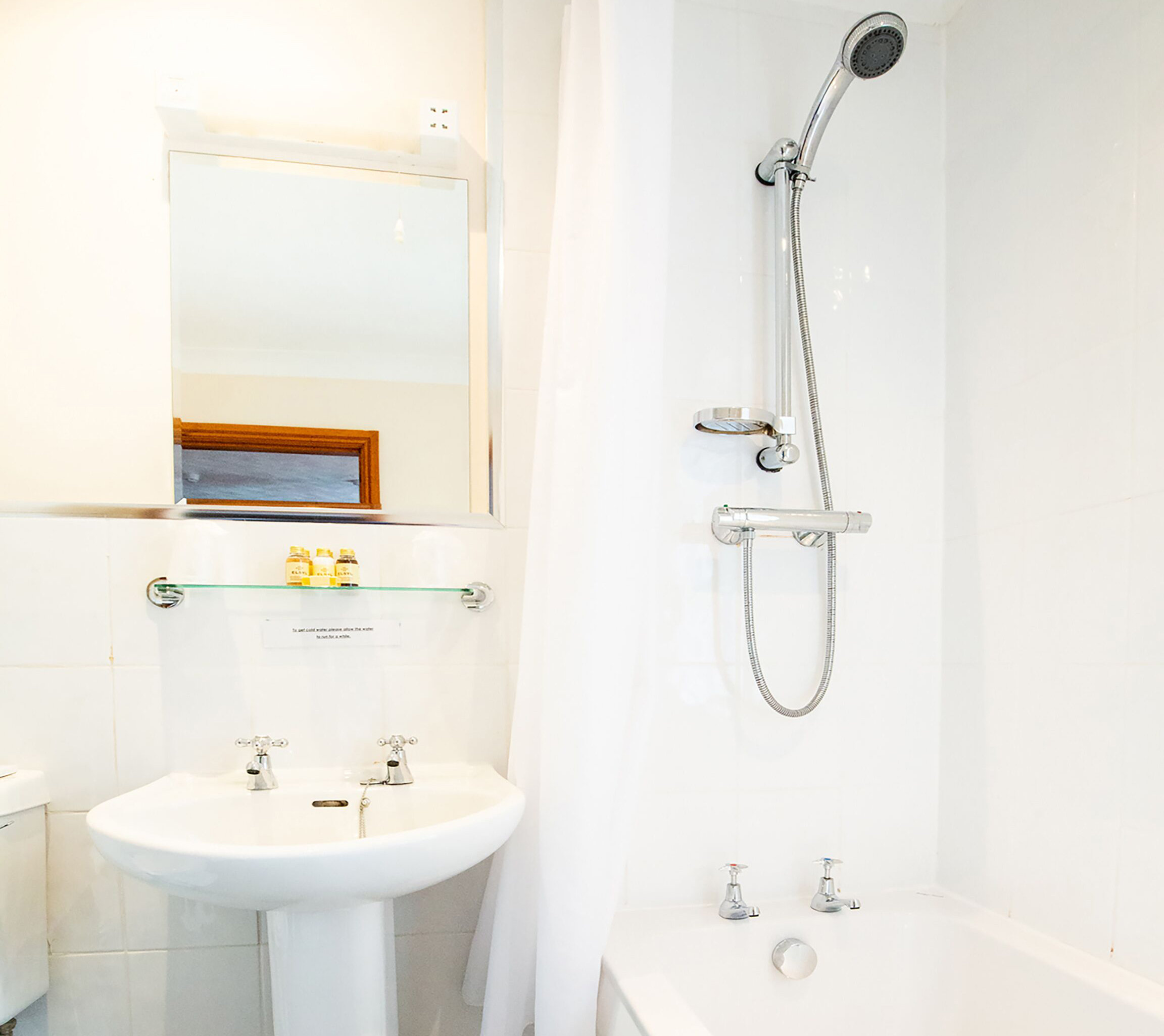 THE GABLES HOTEL-guestroom-Family Bathroom.jpg