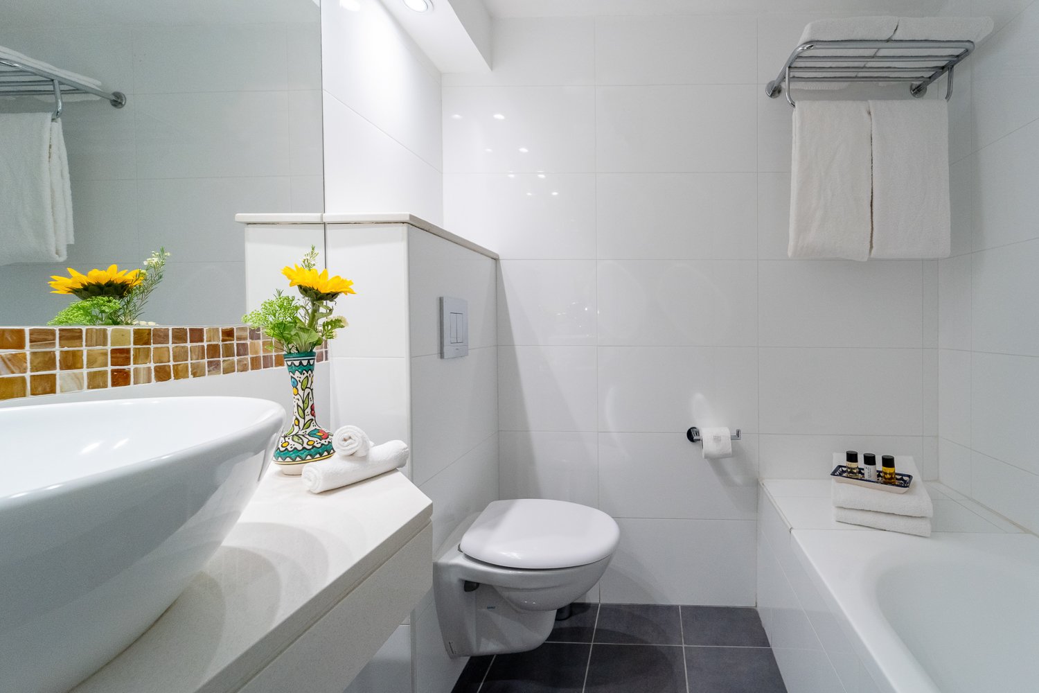 Prima Kings-guestroom-Prima Kings Bath Delux Dlx WBalcony Dlx Trpl Low.jpg