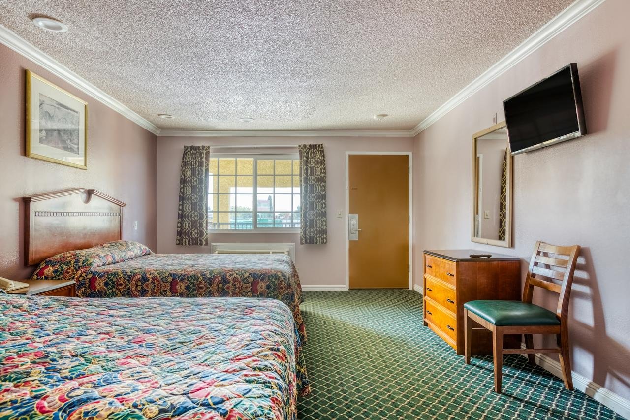 PASSPORT INN WHITTIER-guestroom-PCAWTQueens.jpg