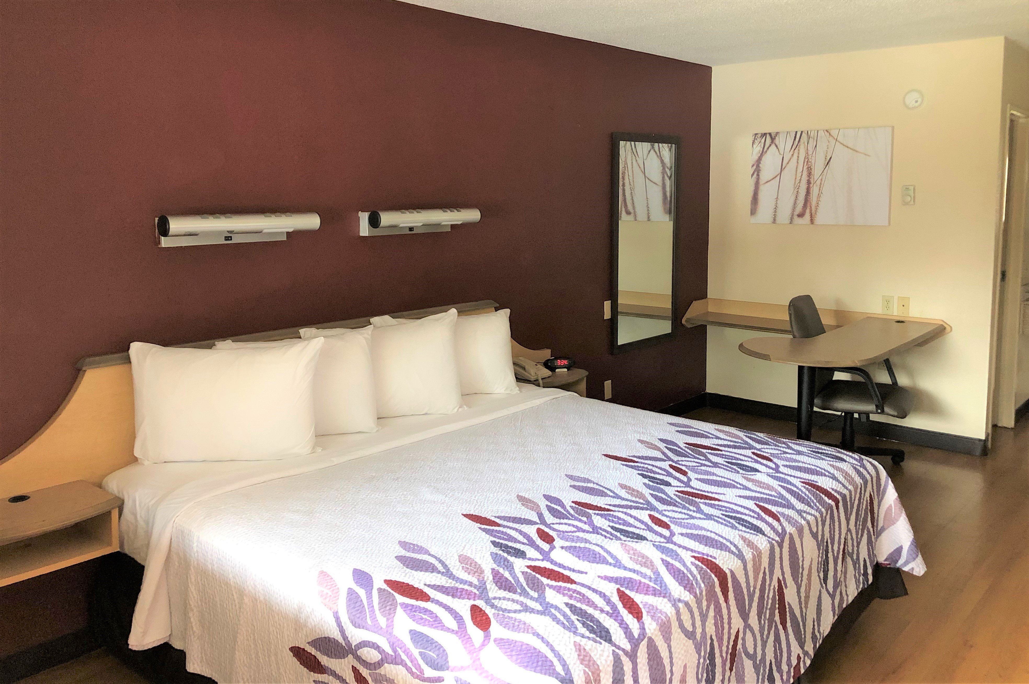 RED ROOF ATLANTA SOUTH-MORROW-guestroom-Sup King.jpg