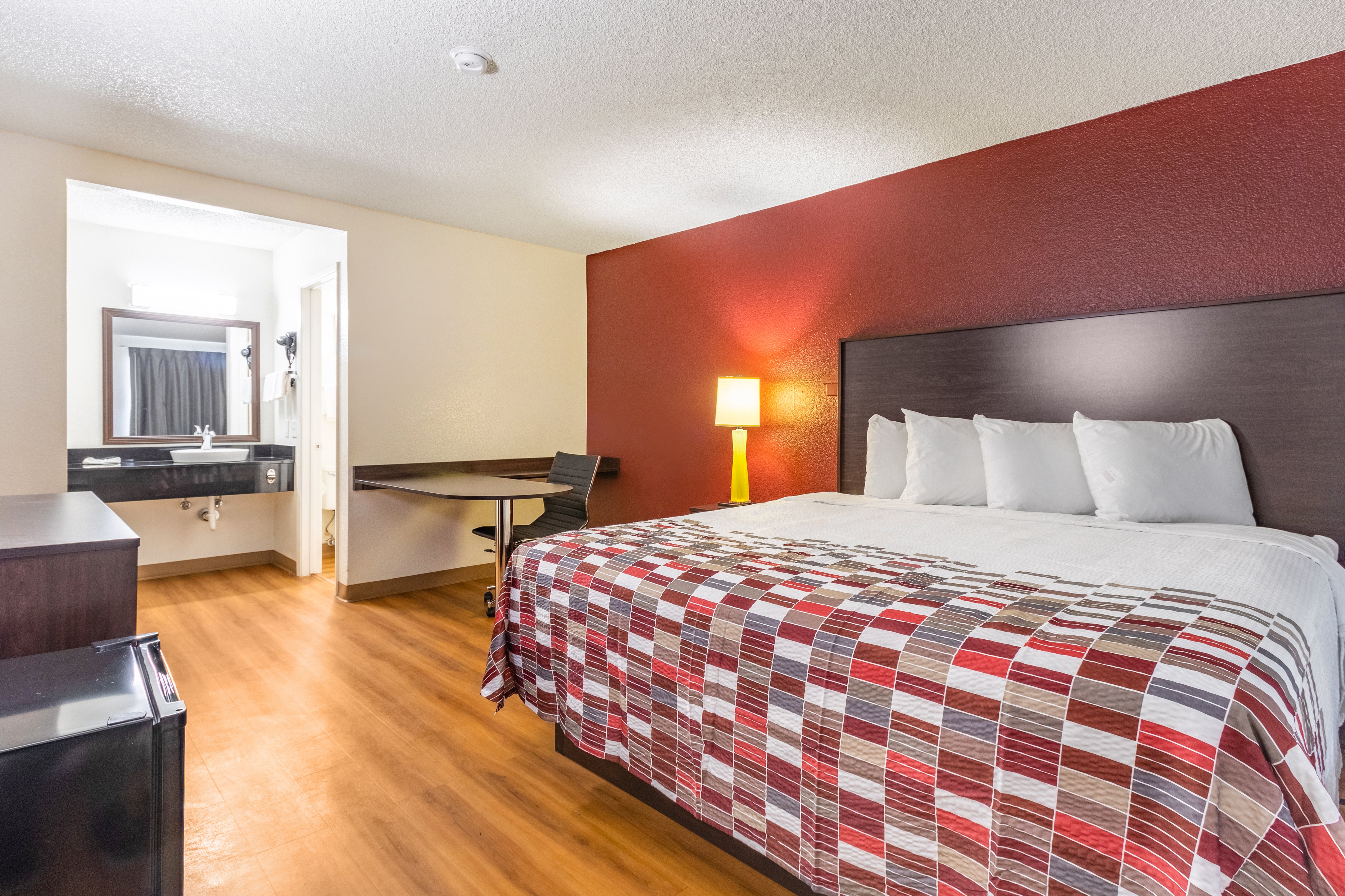 RED ROOF PHOENIX-MIDTOWN-guestroom-Superior King.jpg