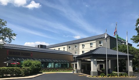 Welcome to Holiday Inn & Suites Chicago - Carol Stream!