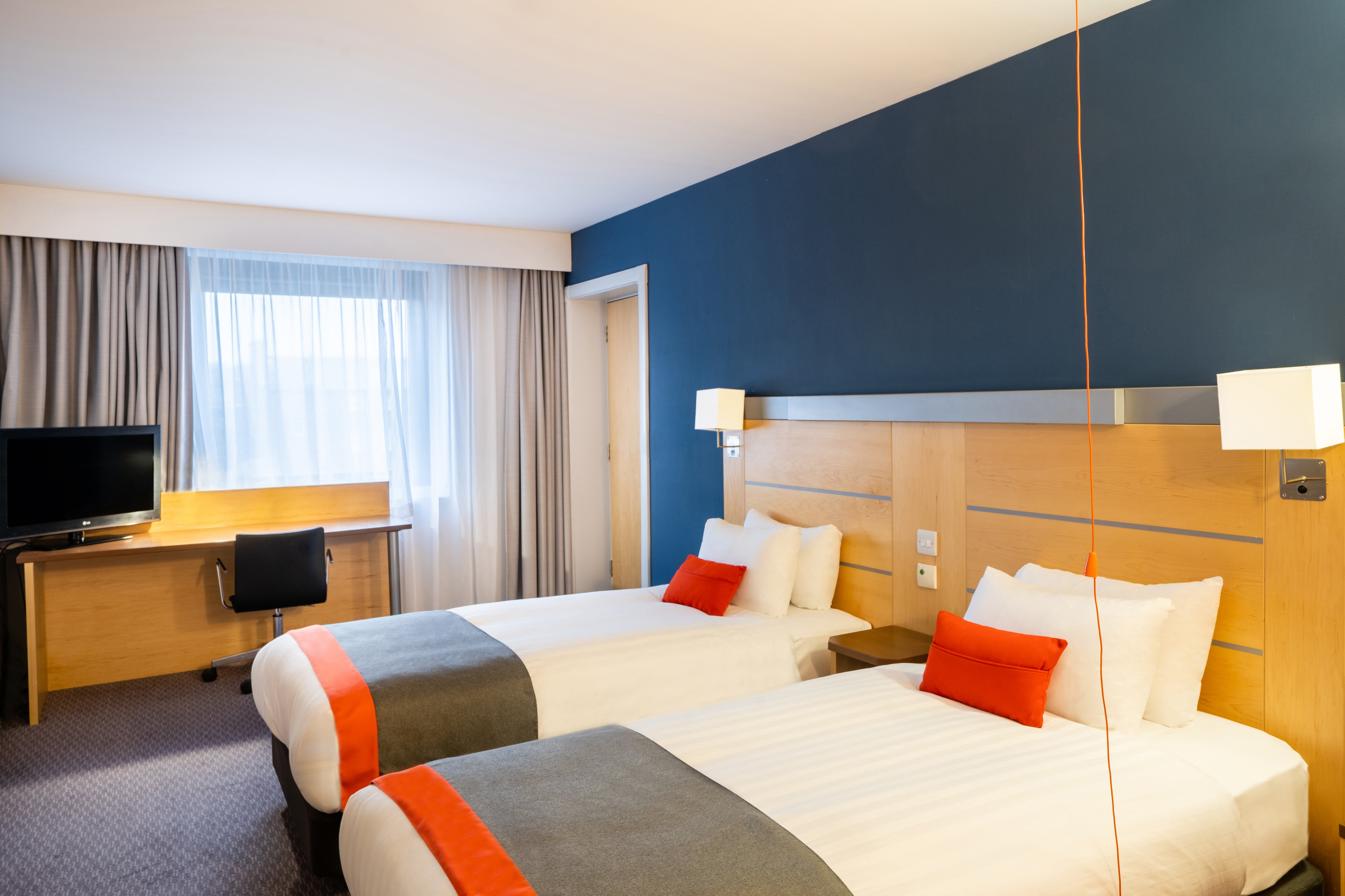 HOLIDAY INN EXPRESS DUNDEE BY IHG-guestroom-Guest Room.jpg