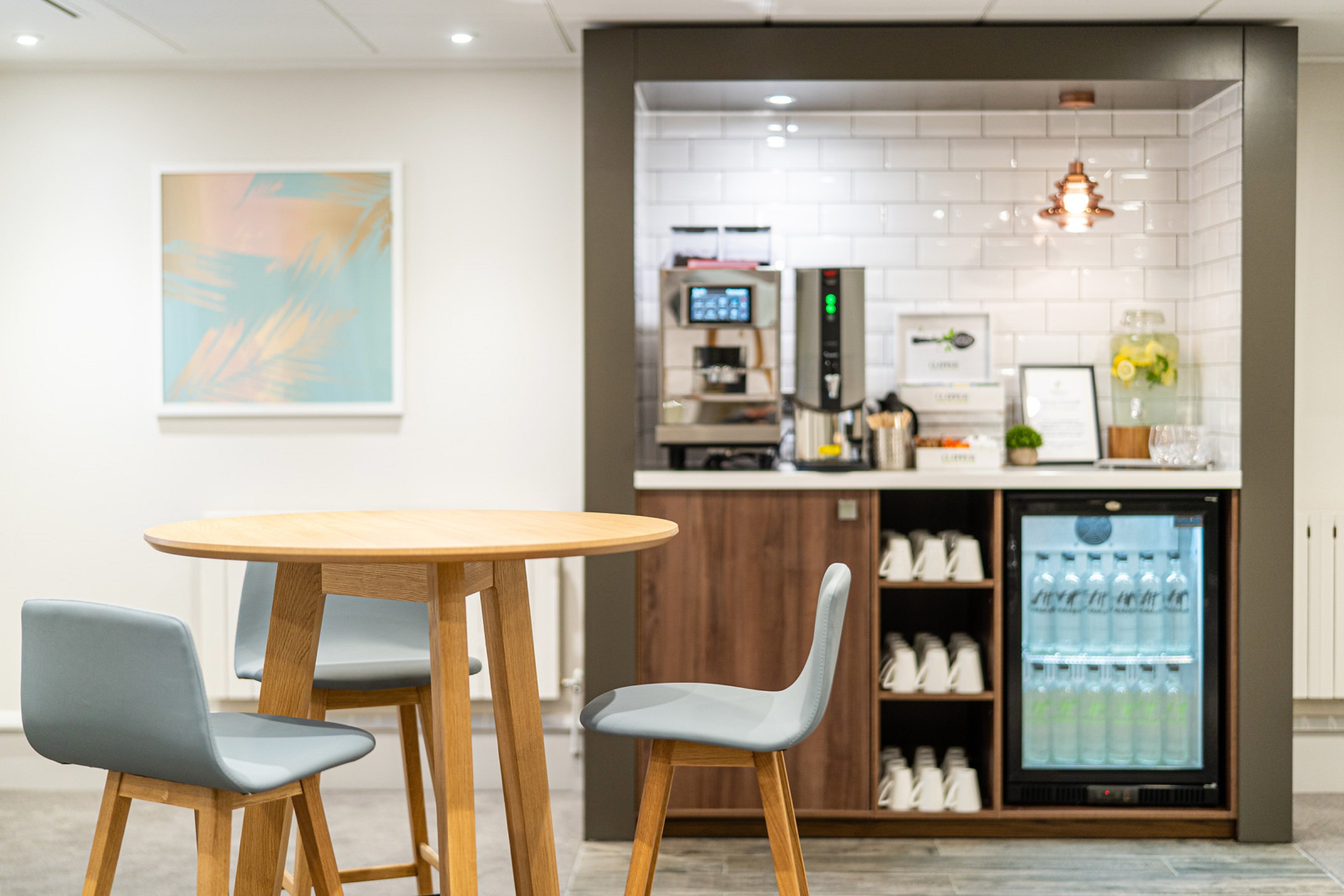 HOLIDAY INN HEMEL HEMPSTEAD M1 BY I-guestroom-Break room.jpg