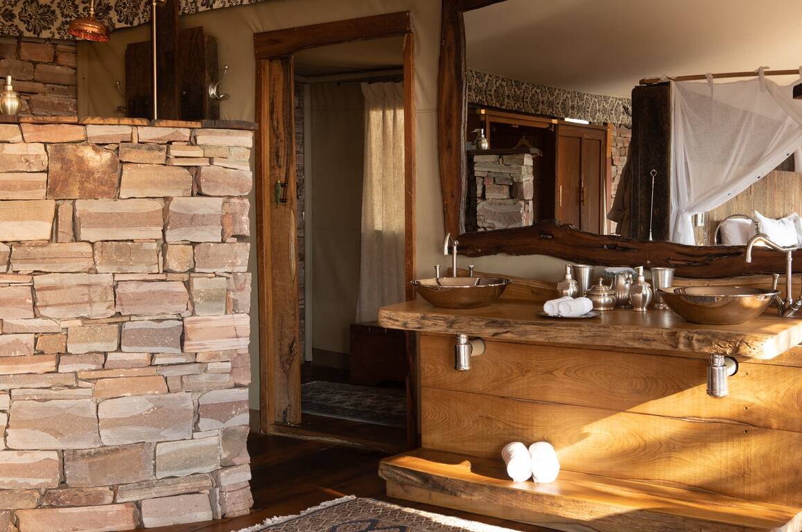 TEMBO PLAINS CAMP-guestroom-Bathroom.jpg