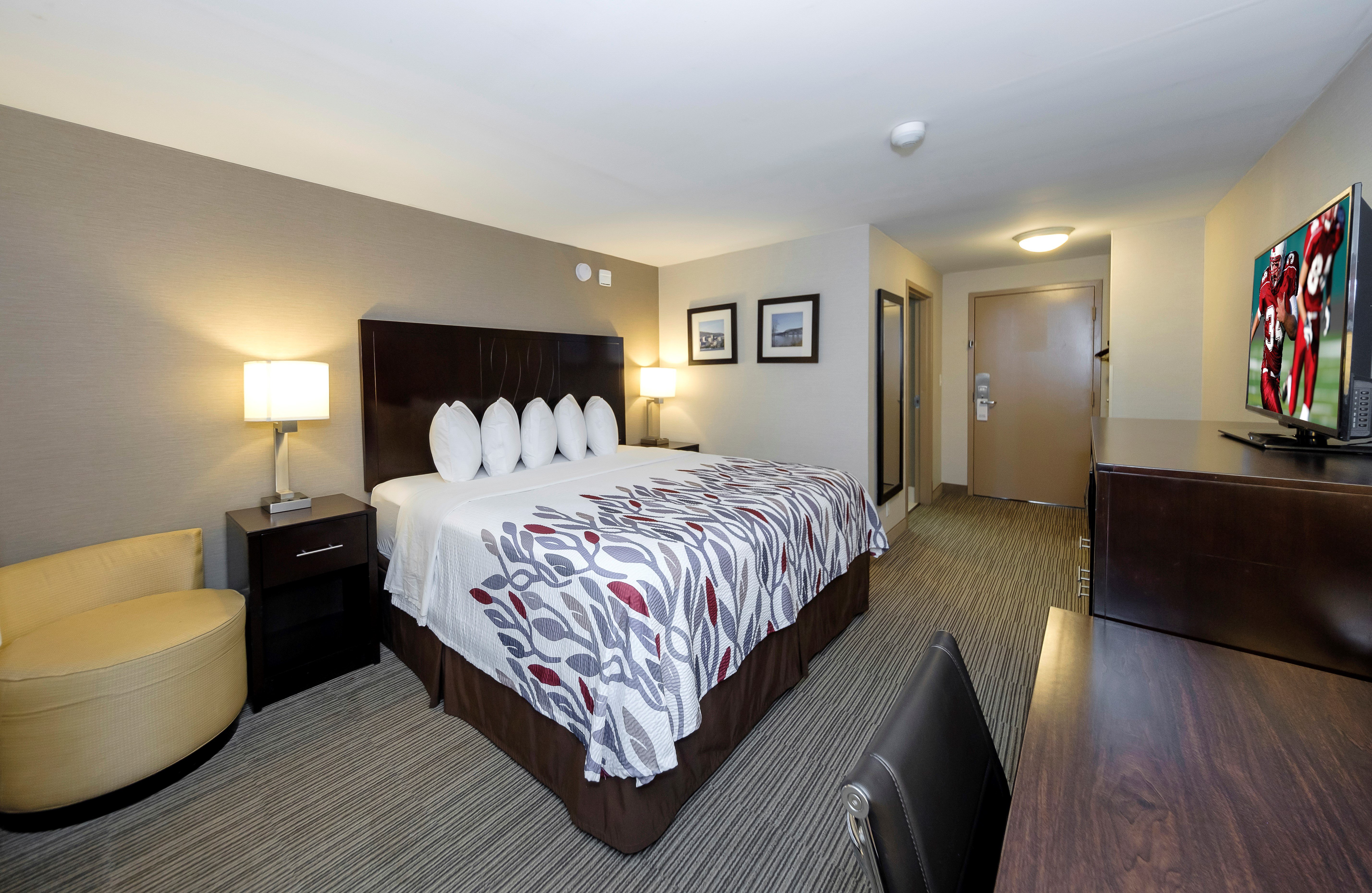 RED ROOF SUITES NEWBURGH-STEWART-guestroom-King Room.jpg