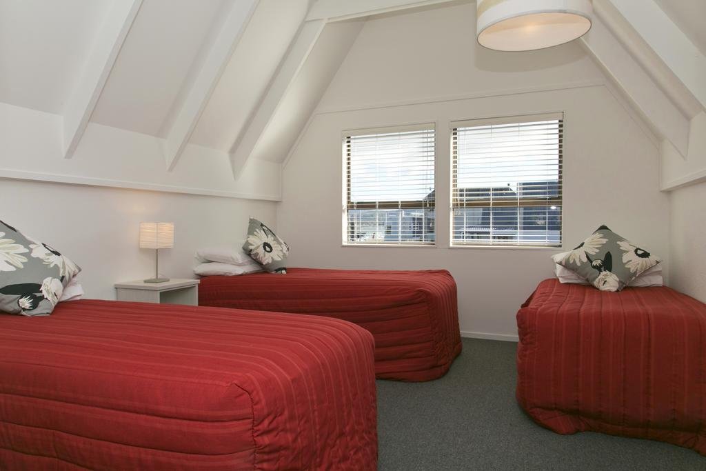 Gables Lakefront Motel-guestroom-Bedroom.jpg
