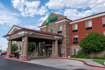 Holiday Inn Express Hotel & Suites