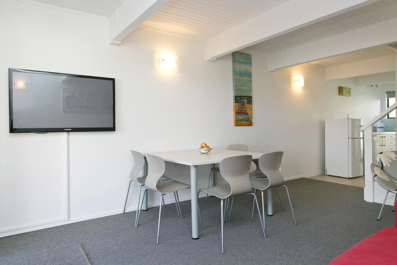 Gables Lakefront Motel-guestroom-Dining Area.jpg