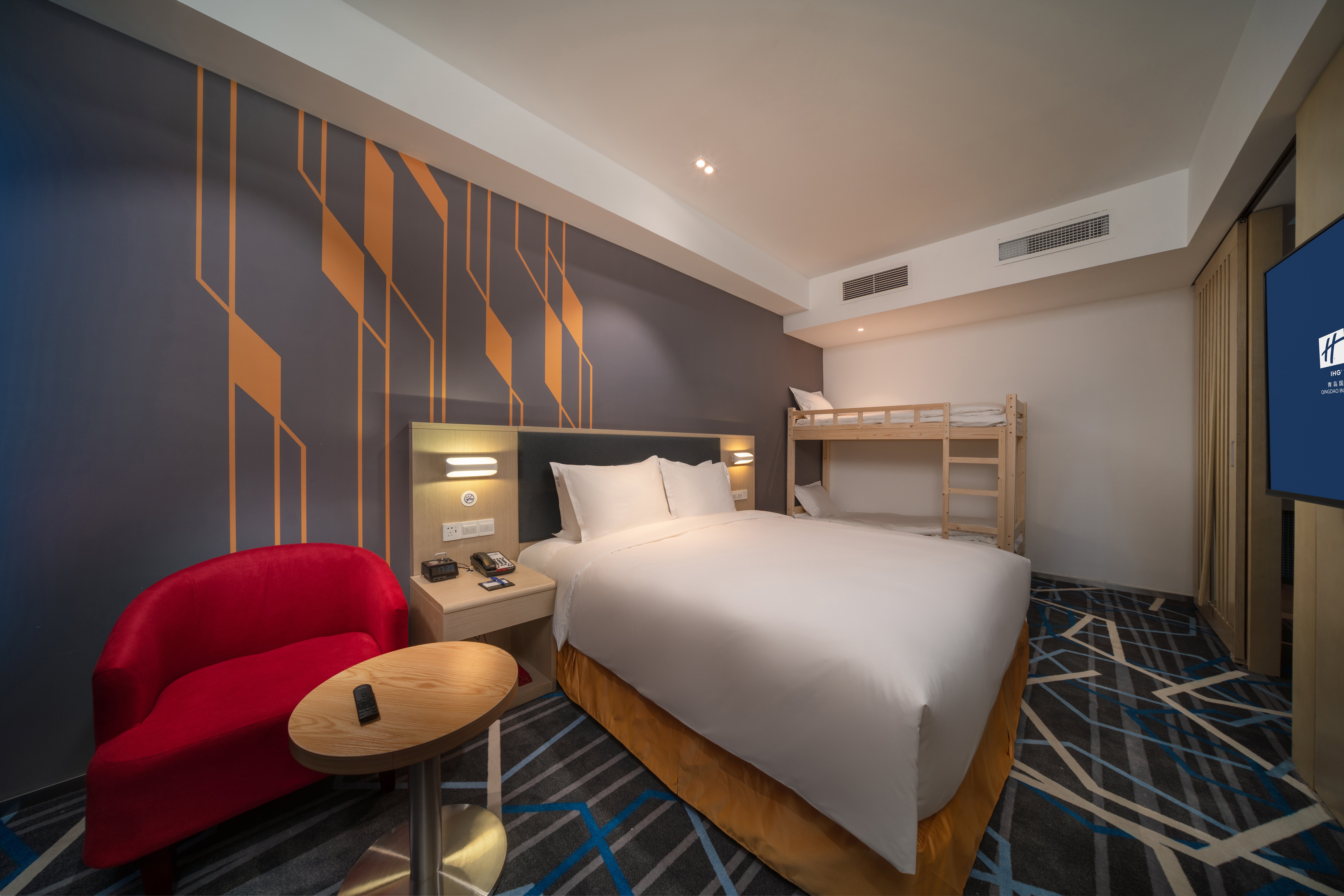 HOLIDAY INN EXP INNOVATION PARK BY-guestroom-Family Room.jpg