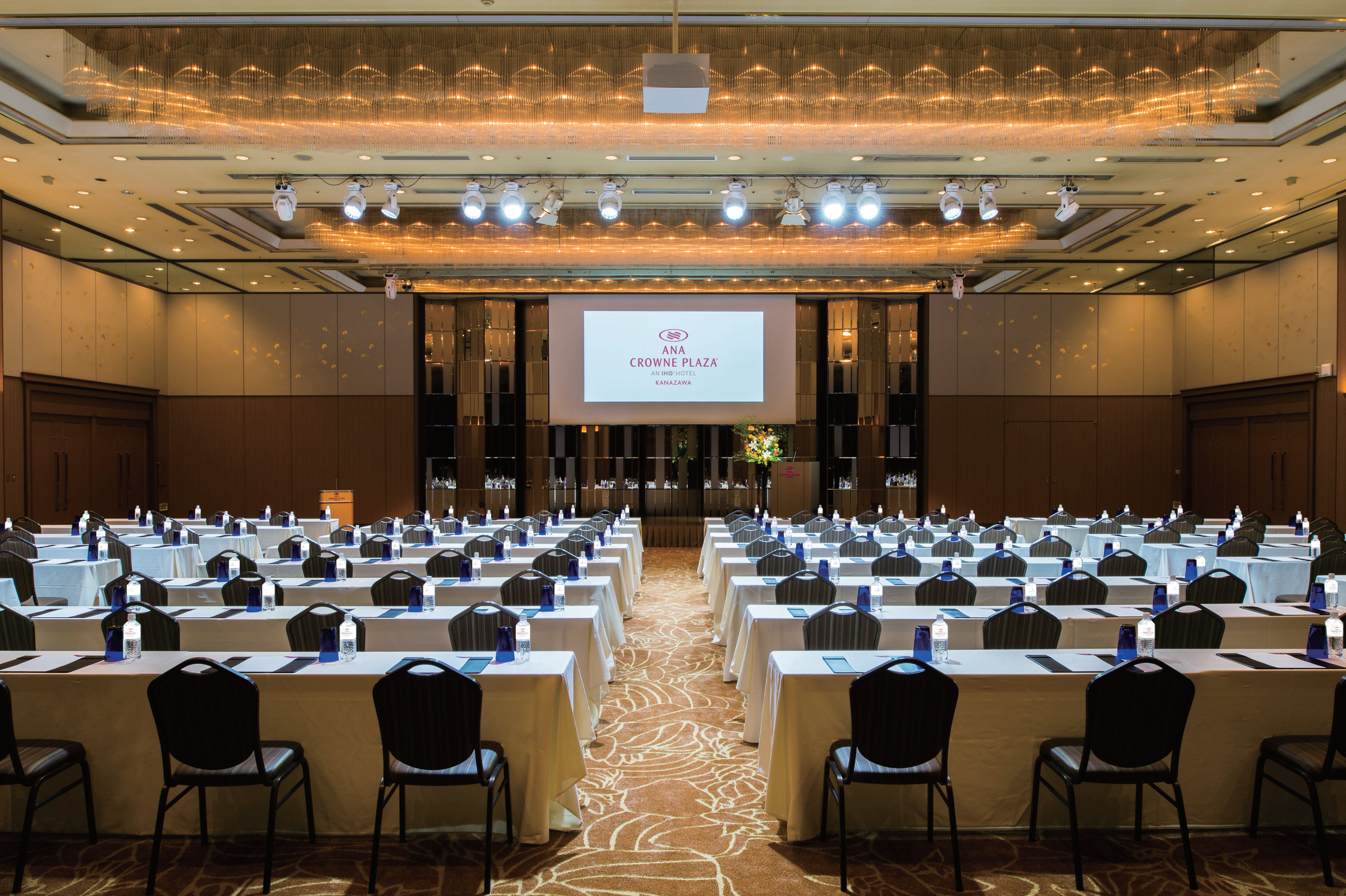 CROWNE PLAZA ANA KANAZAWA-guestroom-Ootori Classroom style .jpg
