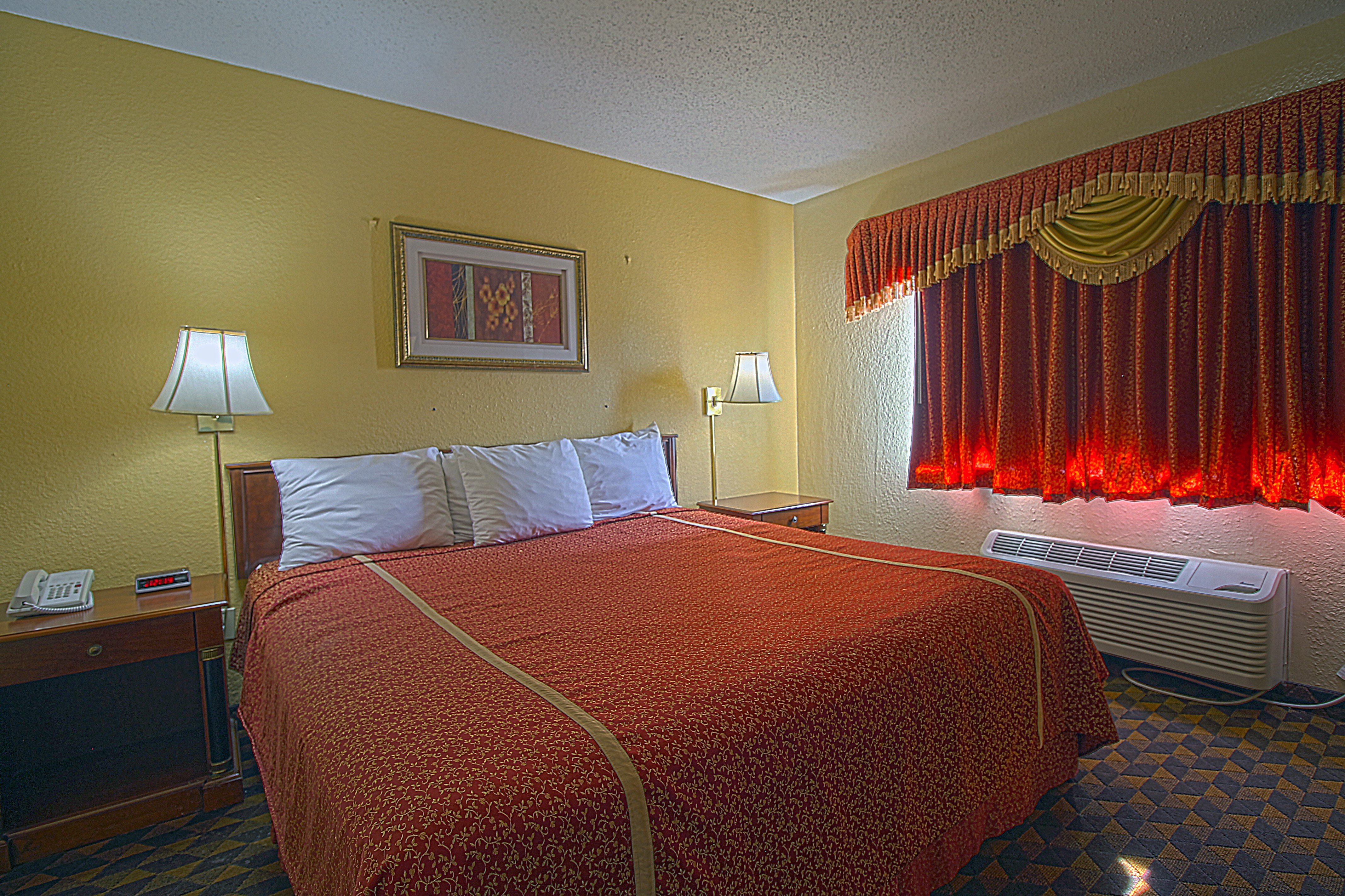 GENEVA MOTEL INN-guestroom-King Whirlpool ACompressed.jpg