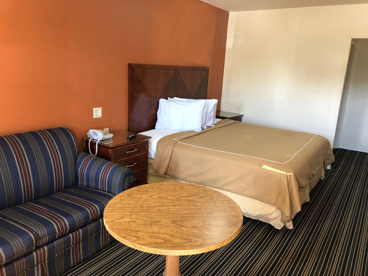 SCOTTISH INNS AND SUITES-guestroom-SGAPGKing.jpg