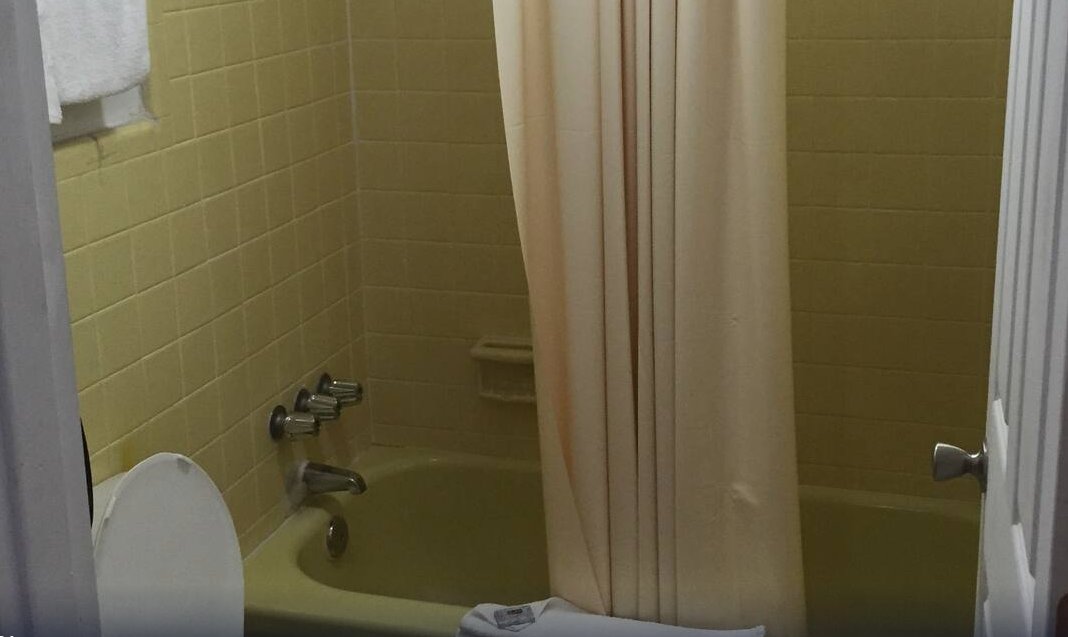 SCOTTISH INNS AND SUITES-guestroom-SGAPGBathroom.jpg
