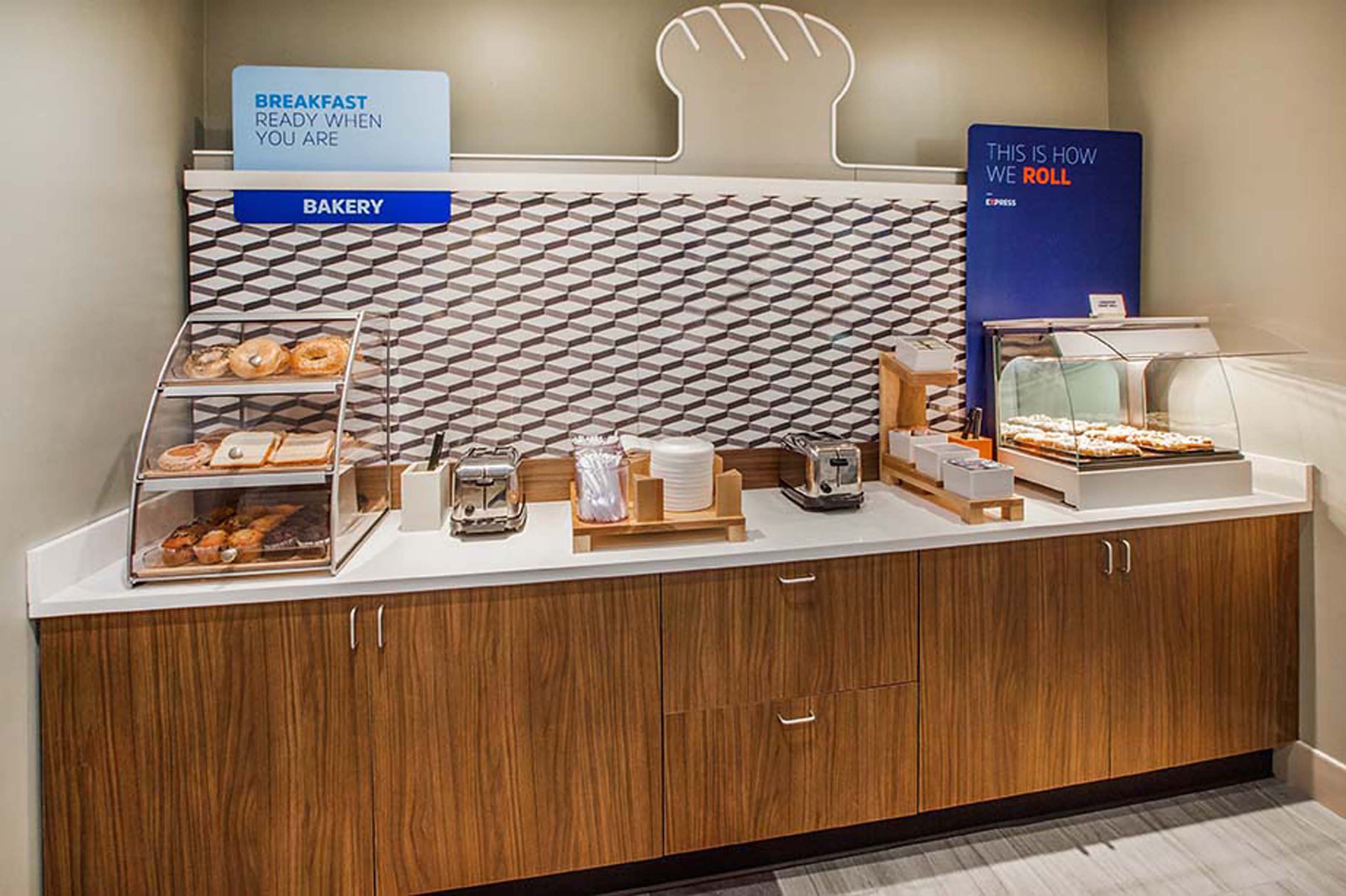 HOLIDAY INN EXP STES AIRPORT BY IHG, photo 4