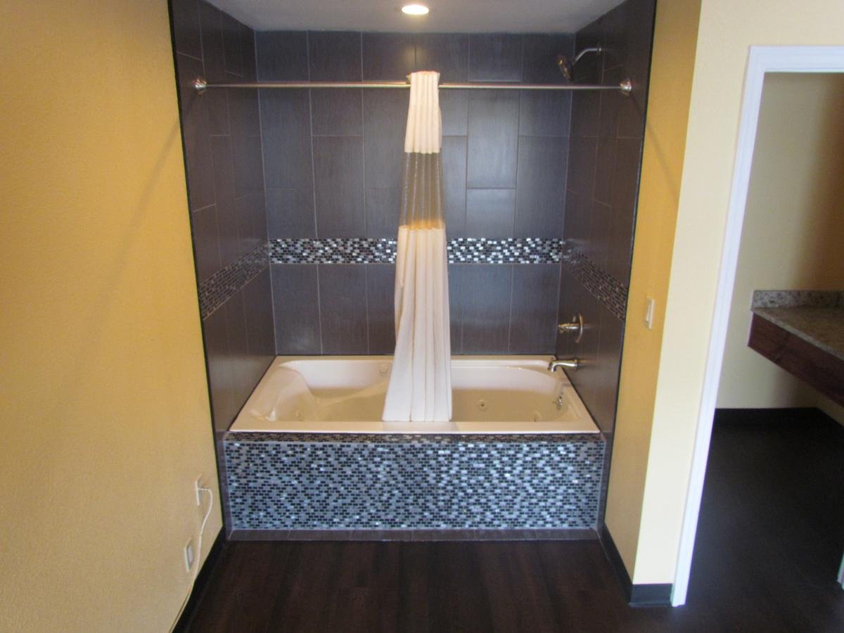 Red Carpet Inn Augusta-guestroom-RGAAUBathroom.jpg