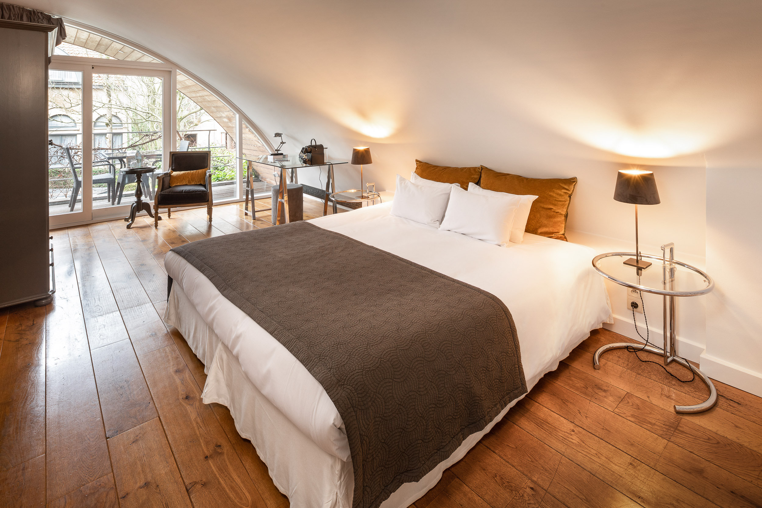 Hotel de Tuilerieen-guestroom-Charming Room Balcony .jpg