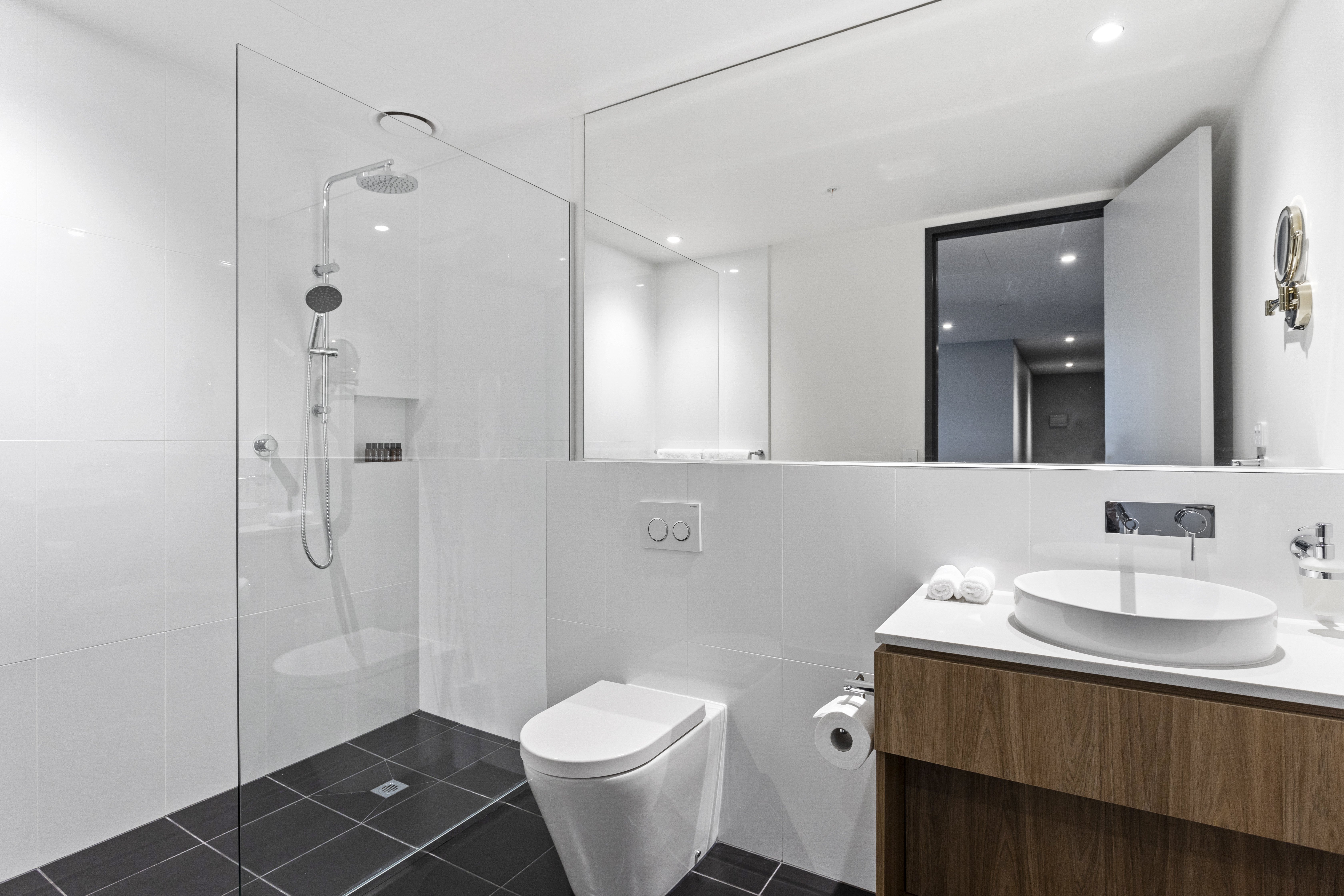 HOBART CITY APARTMENTS-guestroom-Bathroom.jpg