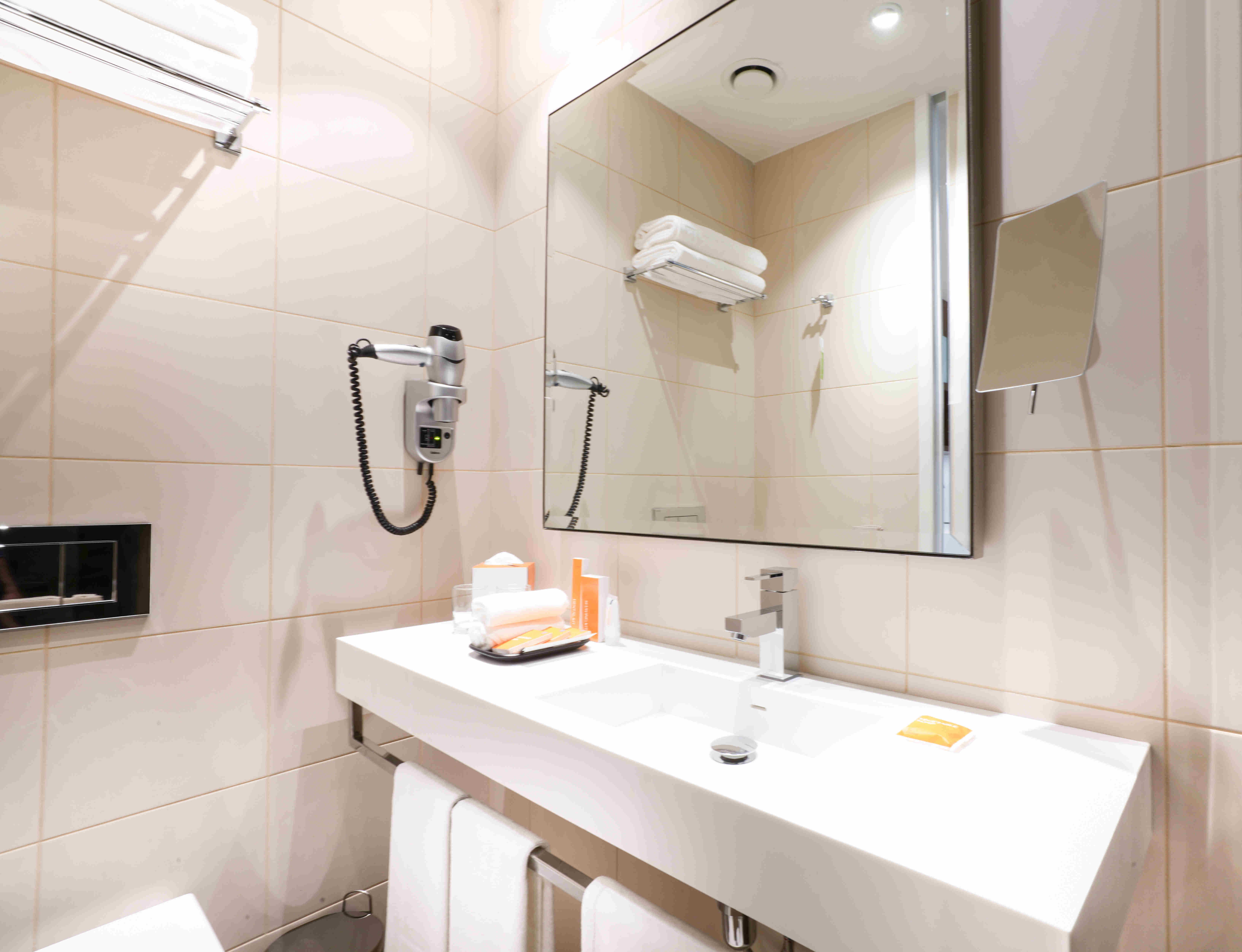 Centro Corniche-guestroom-Bathroom.jpg