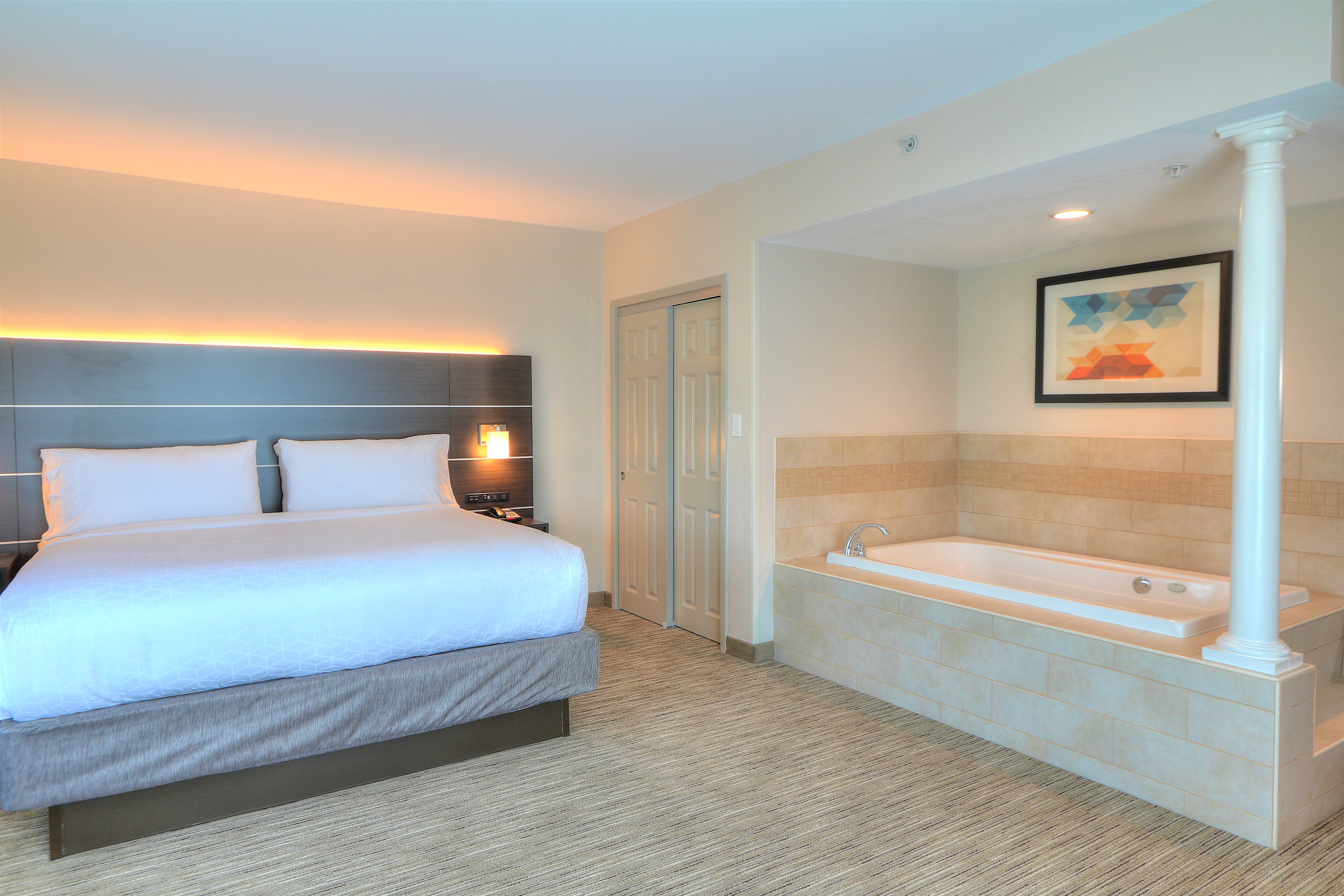 Holiday Inn Express Saraland Jacuzzi Suite with King Size Bed 