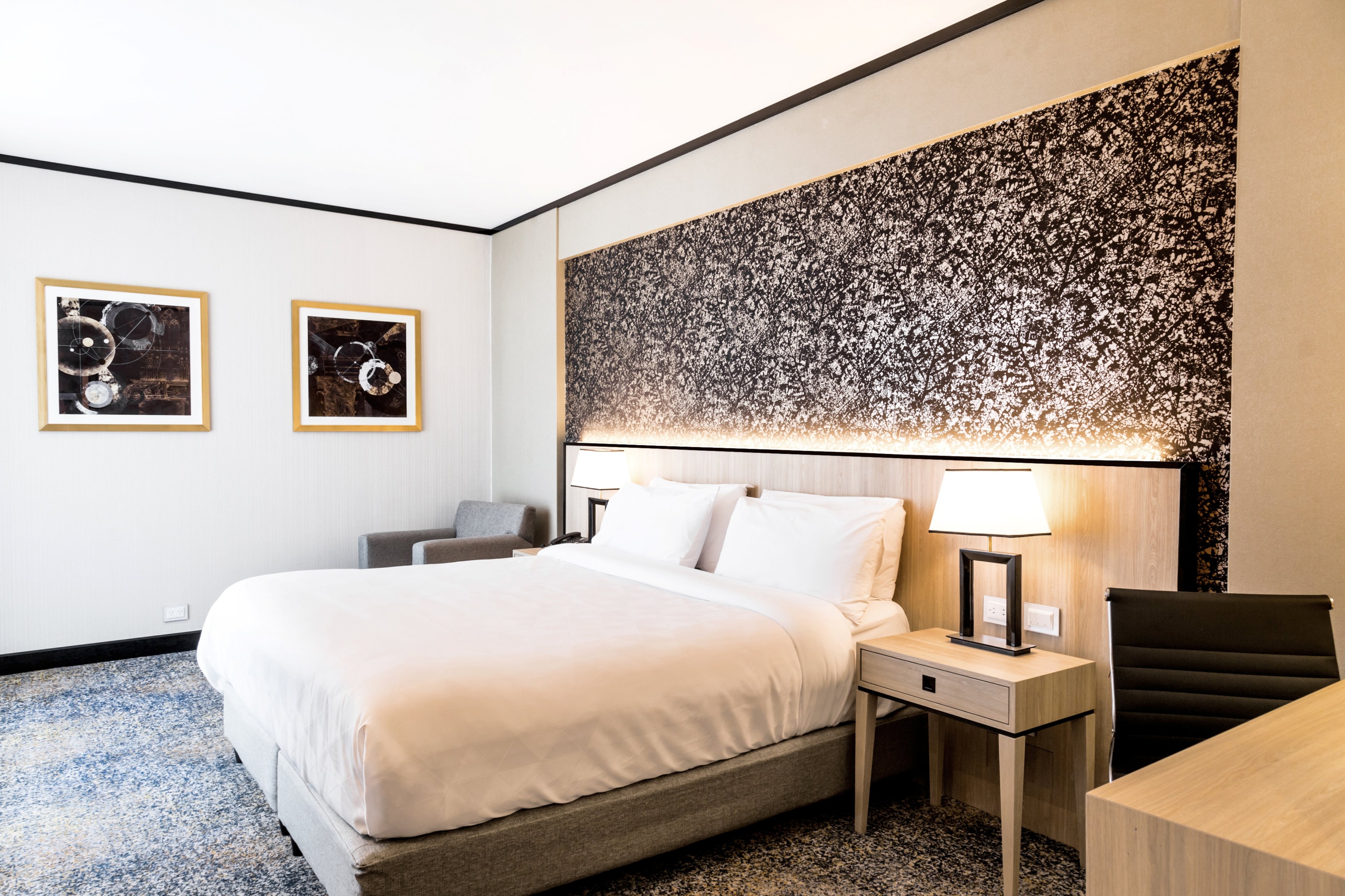 HOLIDAY INN ROSARIO ARGENTINA BY IH-guestroom-King Bed Guest Room.jpg