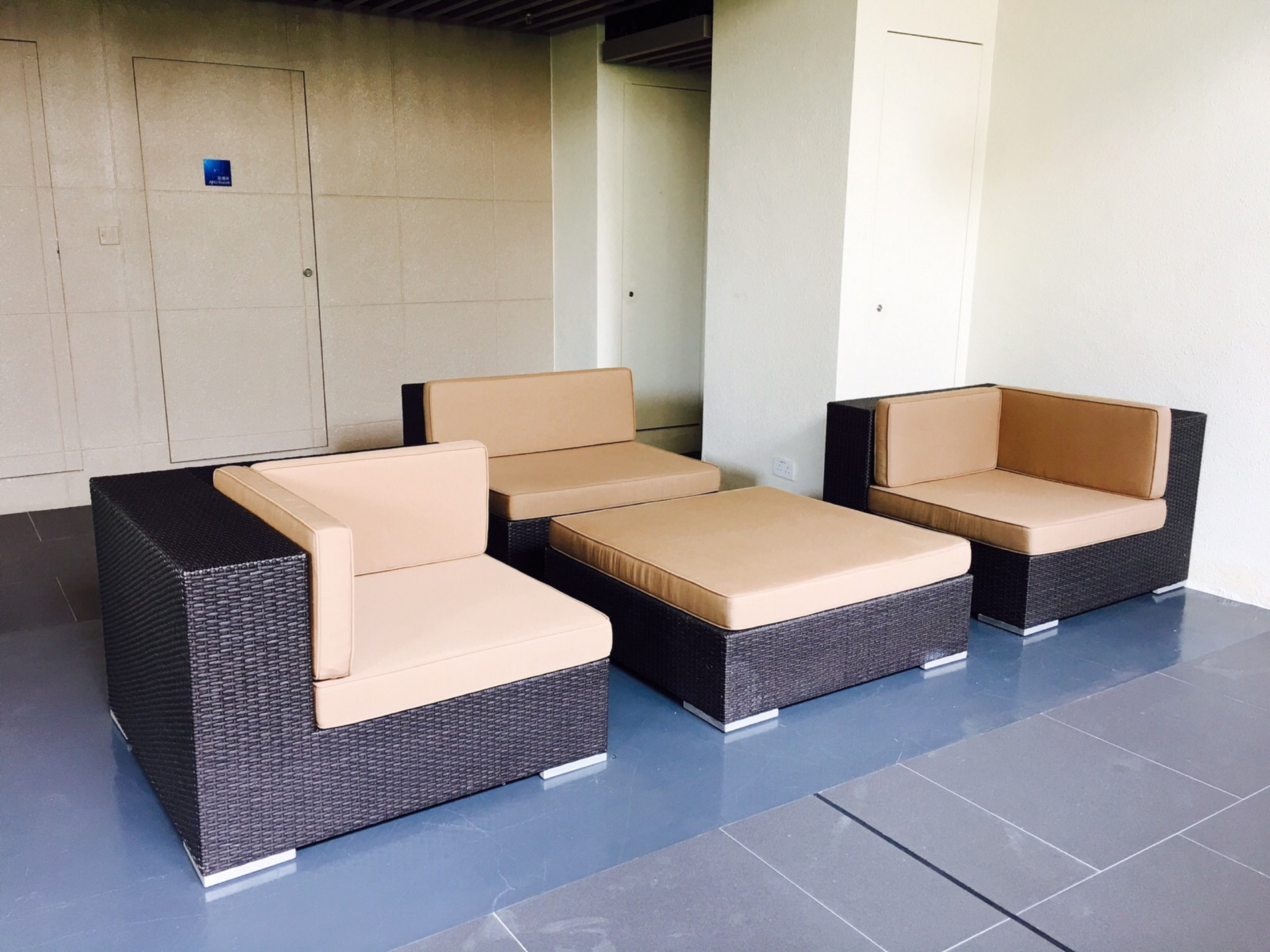 HOLIDAY INN EXP MONGKOK BY IHG-guestroom-Seating Area on the 18th Floor.jpg