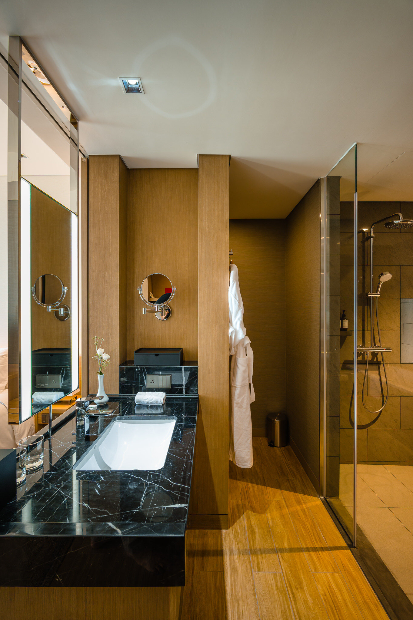 HOTEL NIKKO HAI PHONG-guestroom-Bathroom - Deluxe King.jpg
