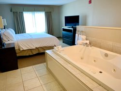 - Holiday Inn Express & Suites Olathe - I-35, Exit 220